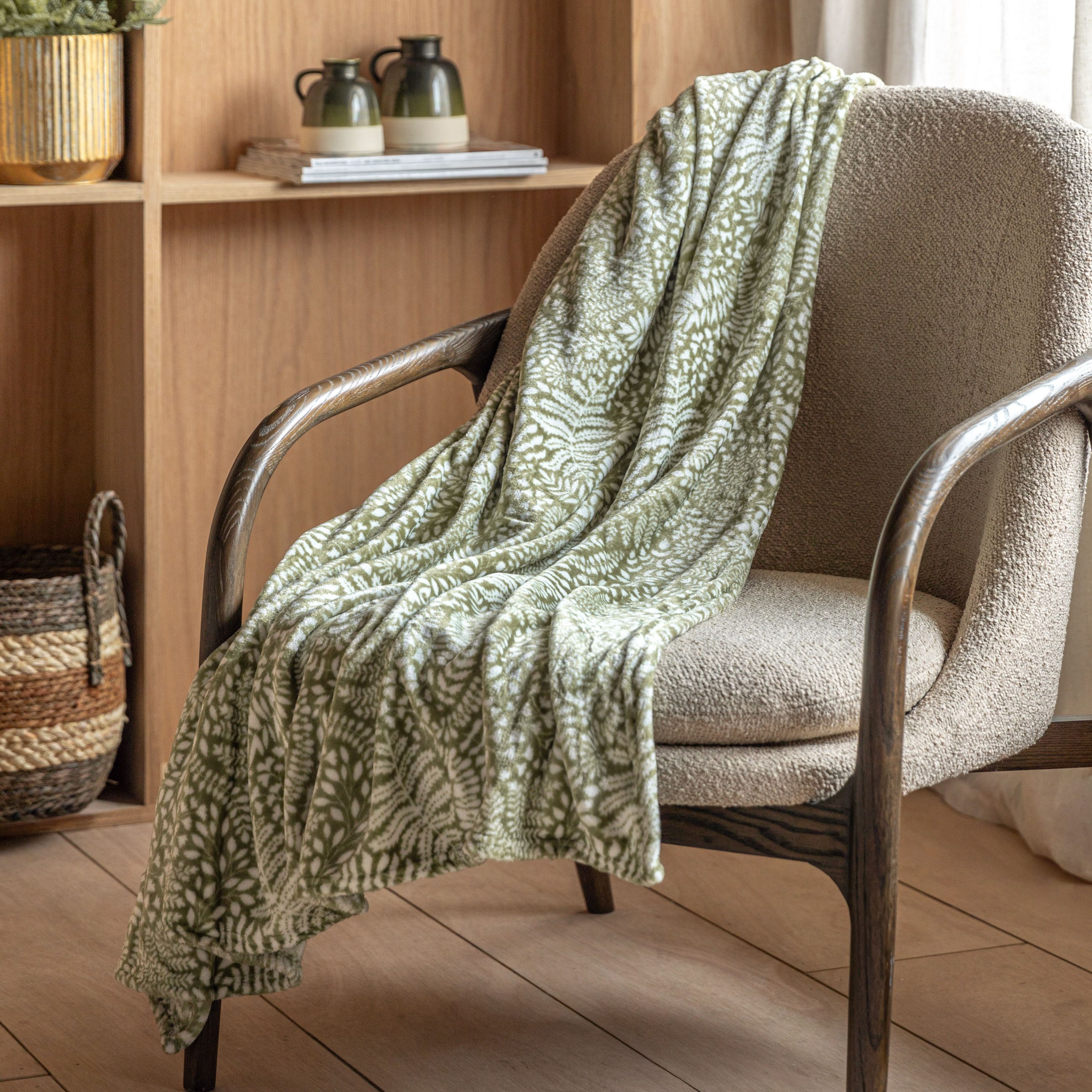 Gallery™ Green Leaves All Over Fleece Leaf Throw (L) 170cm x (W) 130cm
