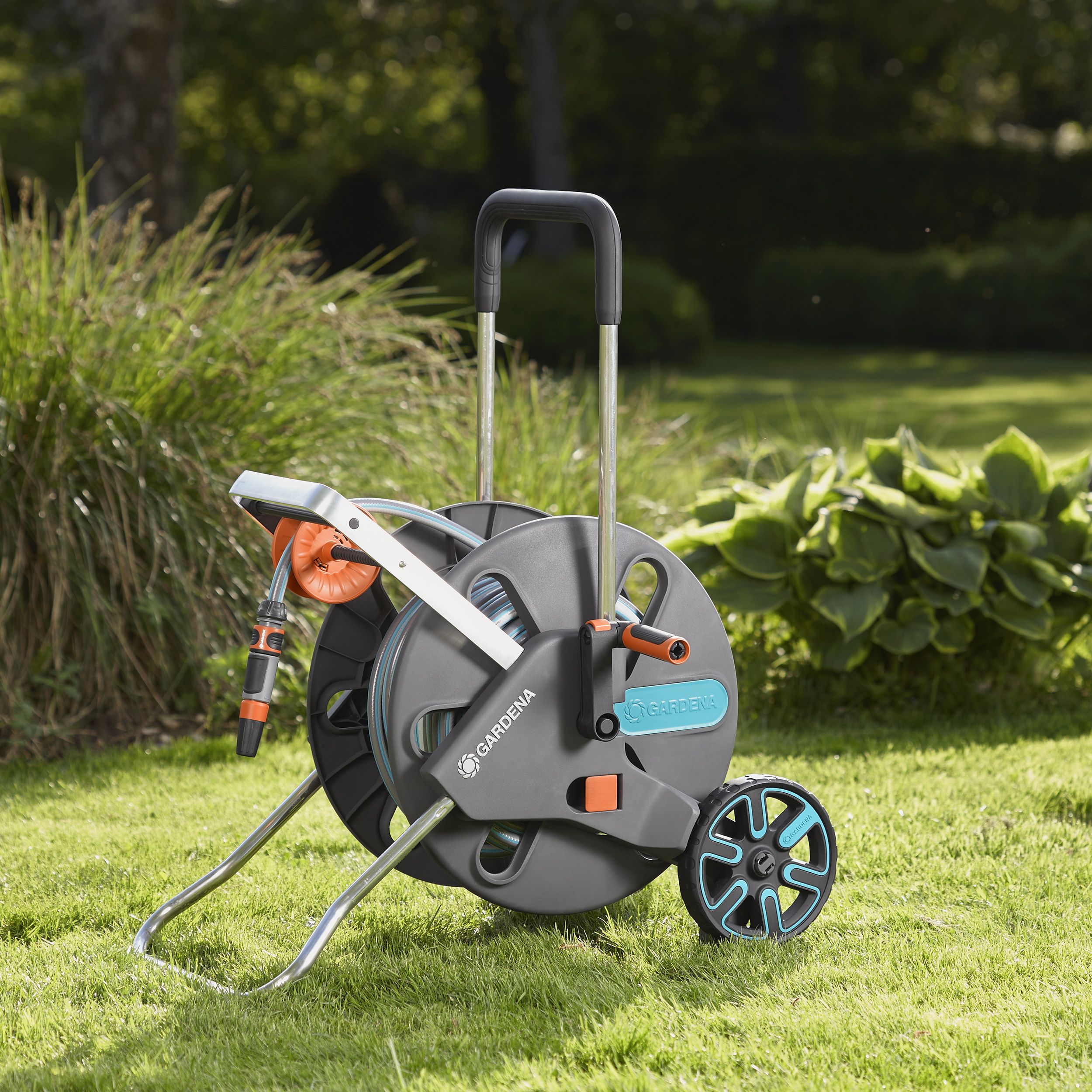 GARDENA - 💦𝗦𝗽𝗮𝗰𝗲 𝘀𝗮𝘃𝗶𝗻𝗴, 𝗰𝗼𝗻𝘃𝗲𝗻𝗶𝗲𝗻𝘁 𝘄𝗮𝘁𝗲𝗿𝗶𝗻𝗴  🛒: GARDENA Classic Hose Reel 10 Set provides  everything you need for convenient watering. Effortlessly roll up the garden  h