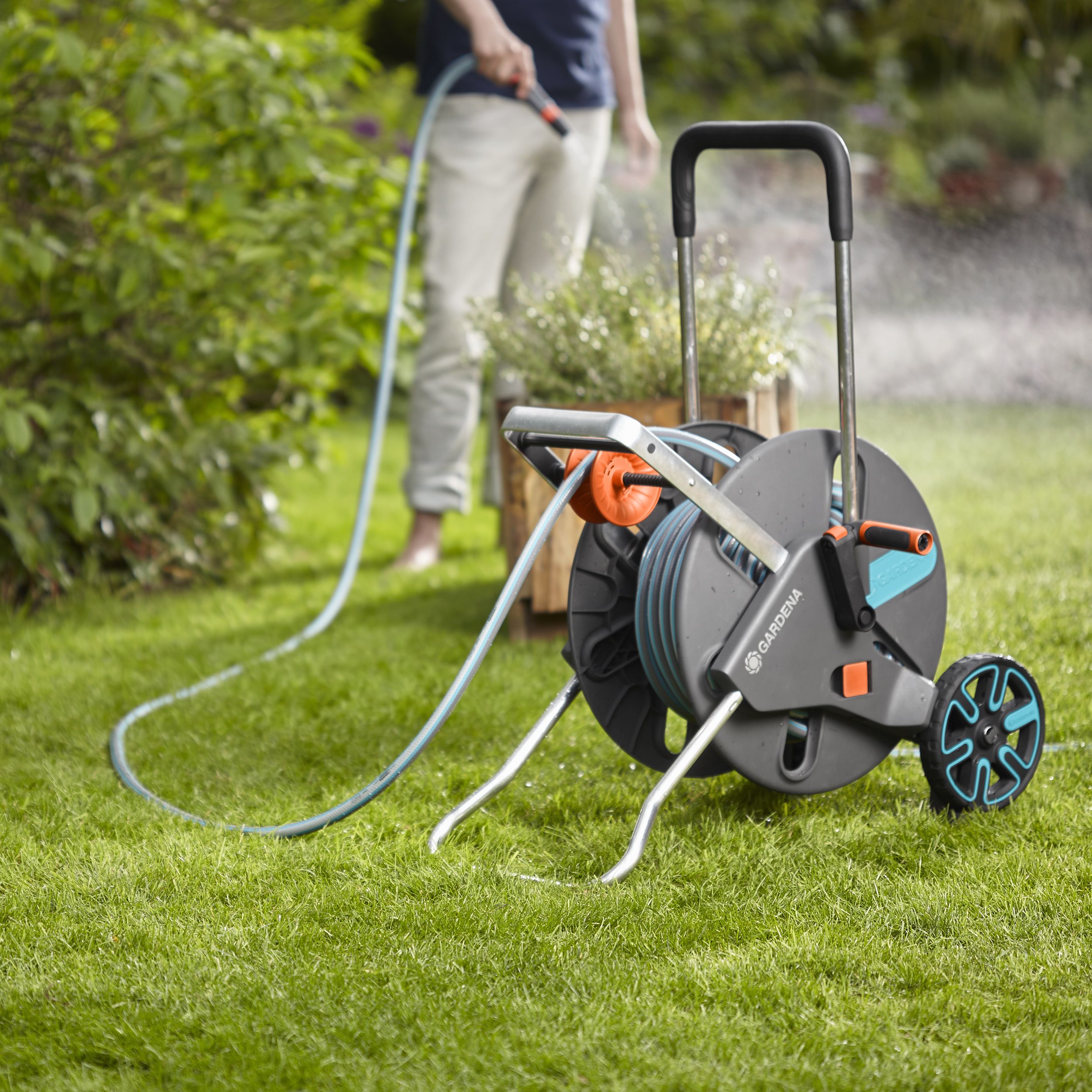 GARDENA - 💦𝗦𝗽𝗮𝗰𝗲 𝘀𝗮𝘃𝗶𝗻𝗴, 𝗰𝗼𝗻𝘃𝗲𝗻𝗶𝗲𝗻𝘁 𝘄𝗮𝘁𝗲𝗿𝗶𝗻𝗴  🛒: GARDENA Classic Hose Reel 10 Set provides  everything you need for convenient watering. Effortlessly roll up the garden  h