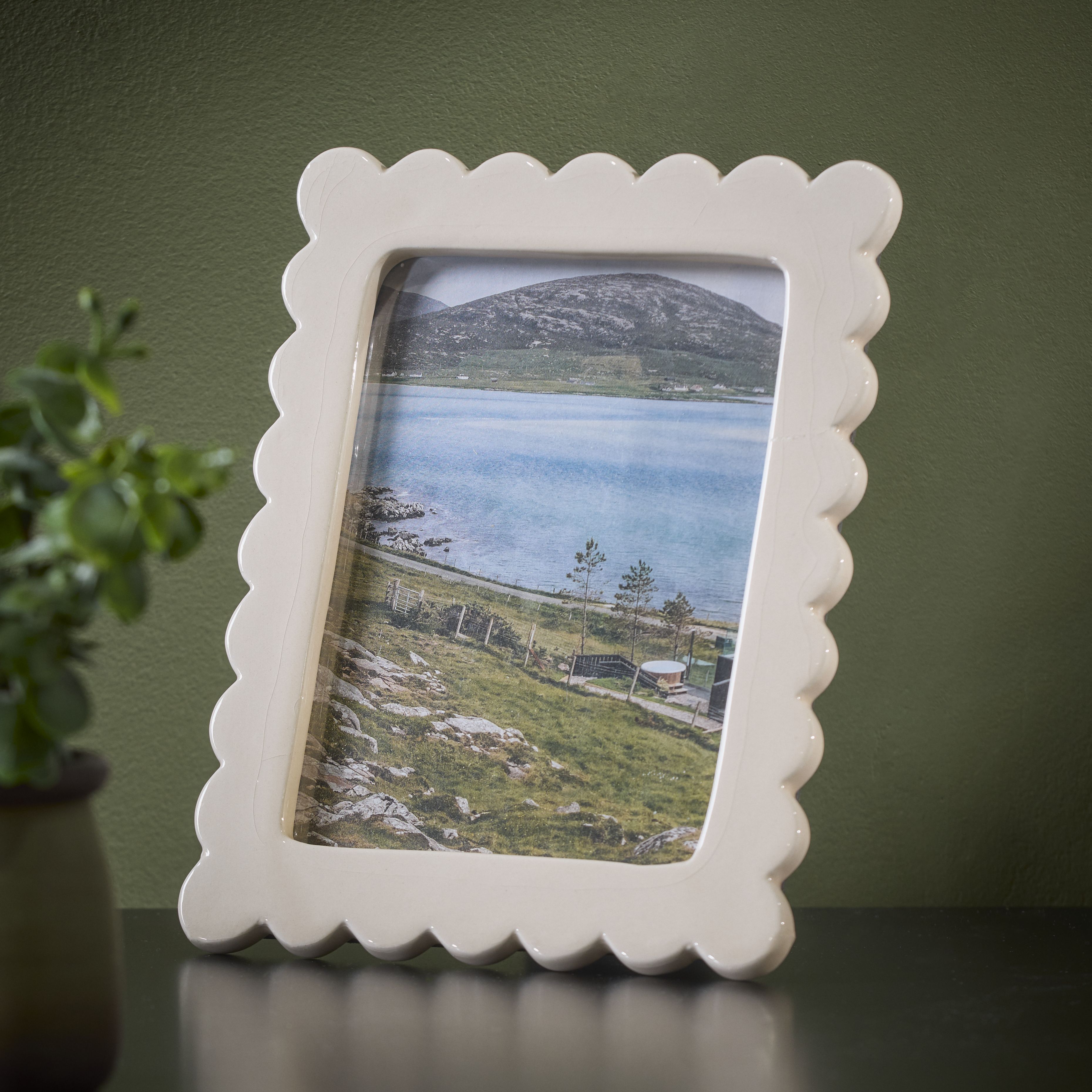 Gloss Cream Scallop Single Photo frame (H)21.5cm x (W)16.5cm