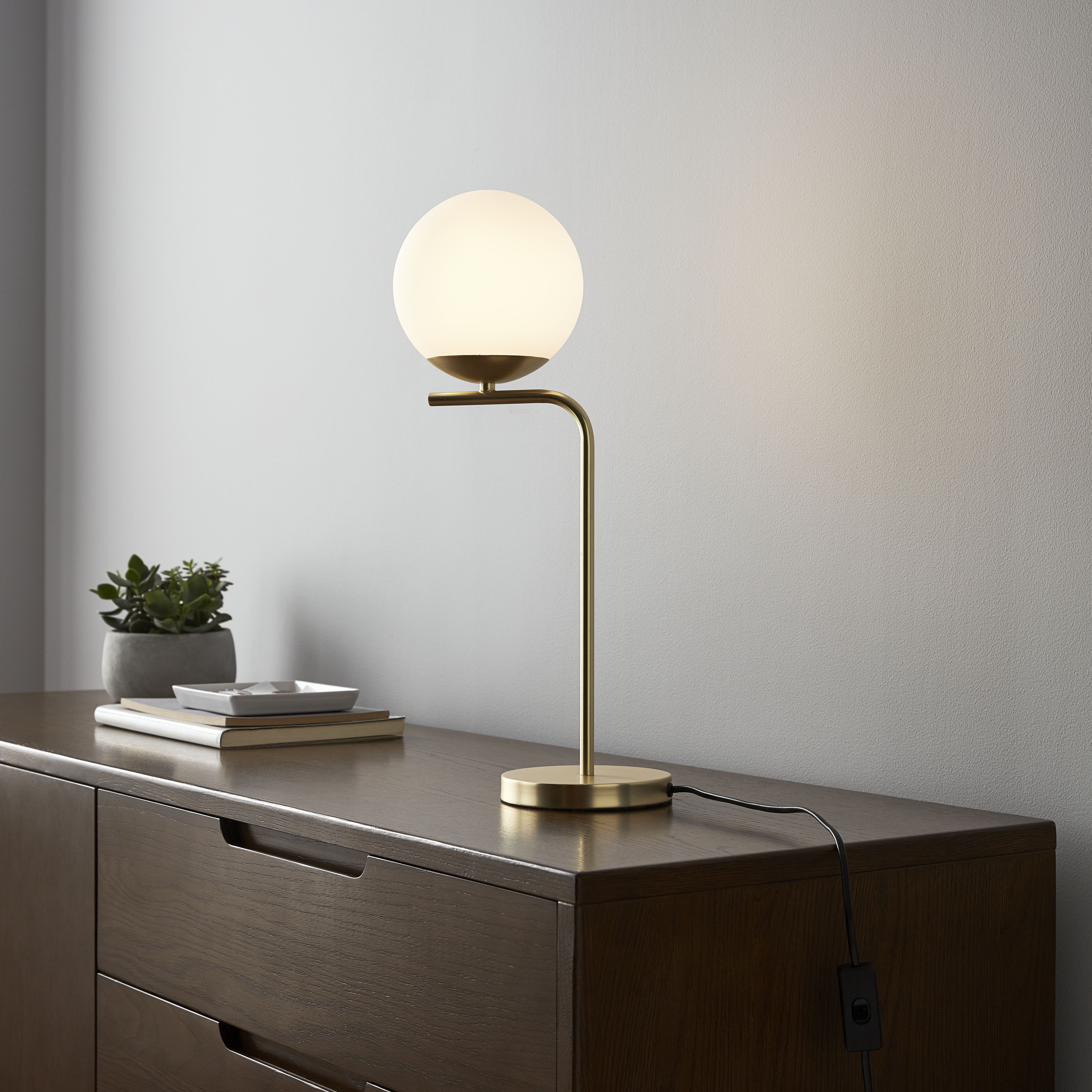 Brass effect outlet table lamp