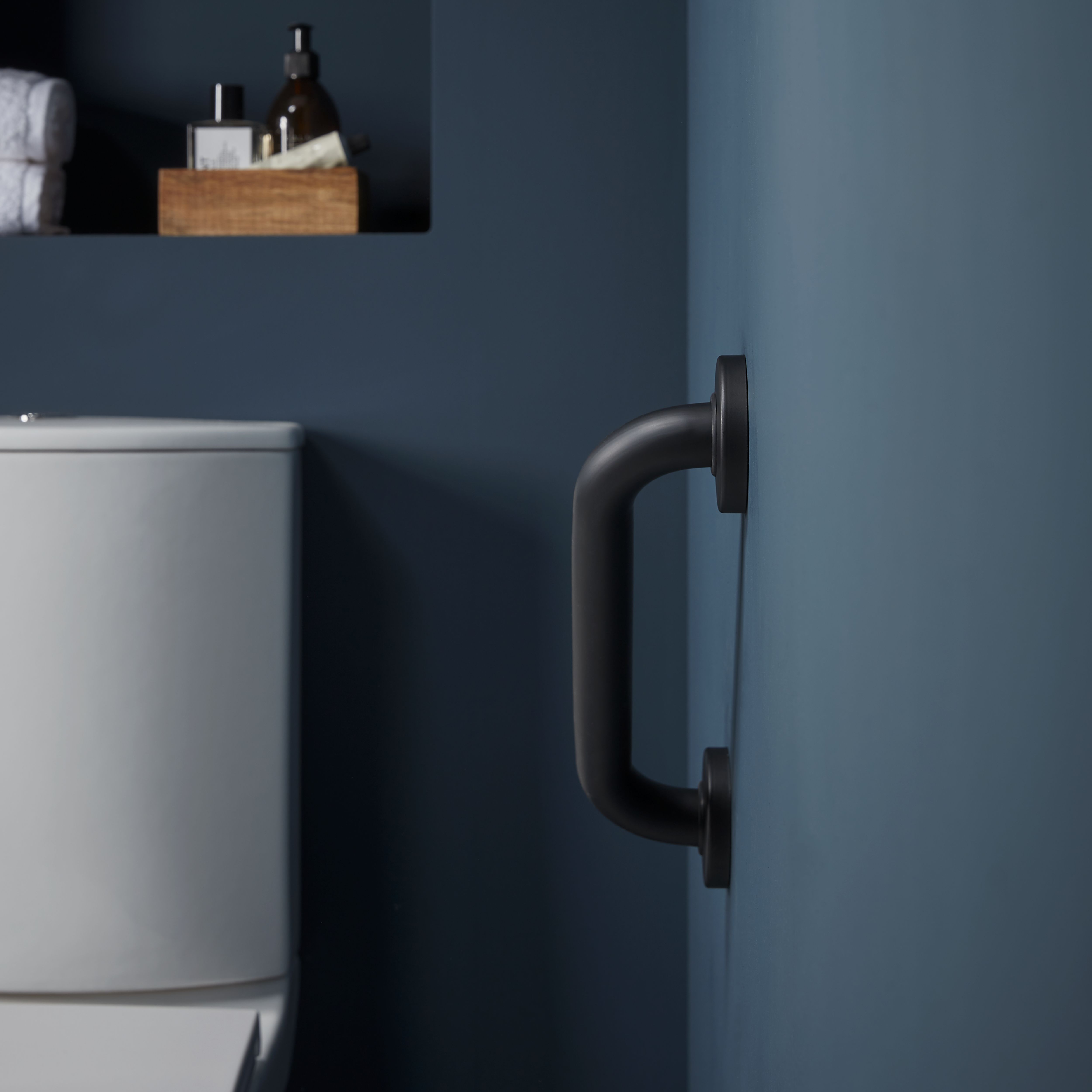 GoodHome Cavally White Rimless Comfort height Close-coupled Toilet set with Soft close seat