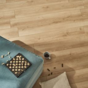 GoodHome Malton Natural Oak effect Laminate Flooring, 1.727m² of 7
