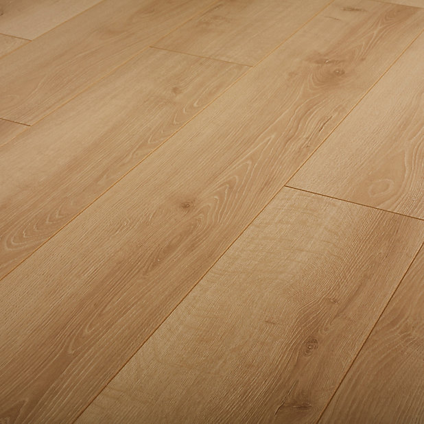 Goodhome Malton Natural Oak Effect, 10mm Laminate Flooring B Q