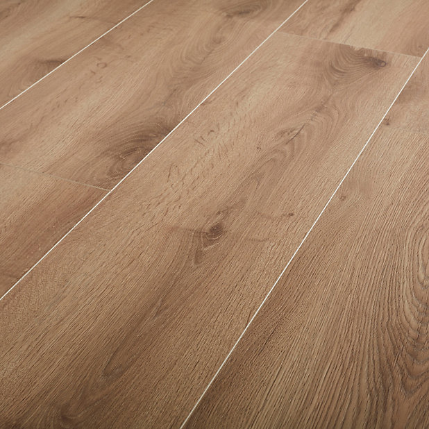 Goodhome Masham Natural Oak Effect, Natural Oak Effect 3 Strip Laminate Flooring