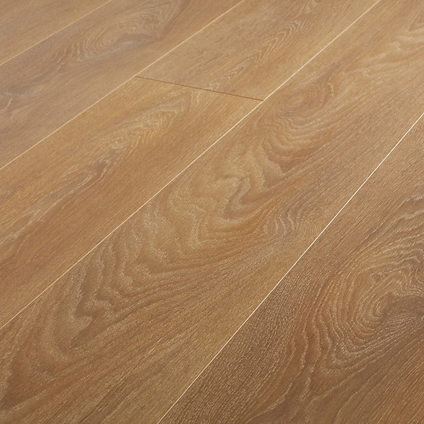 Goodhome Mossley Natural Oak, 10mm Laminate Flooring B Q