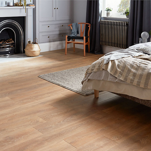 Goodhome Mossley Natural Oak Effect, Bedroom Laminate Flooring B Q
