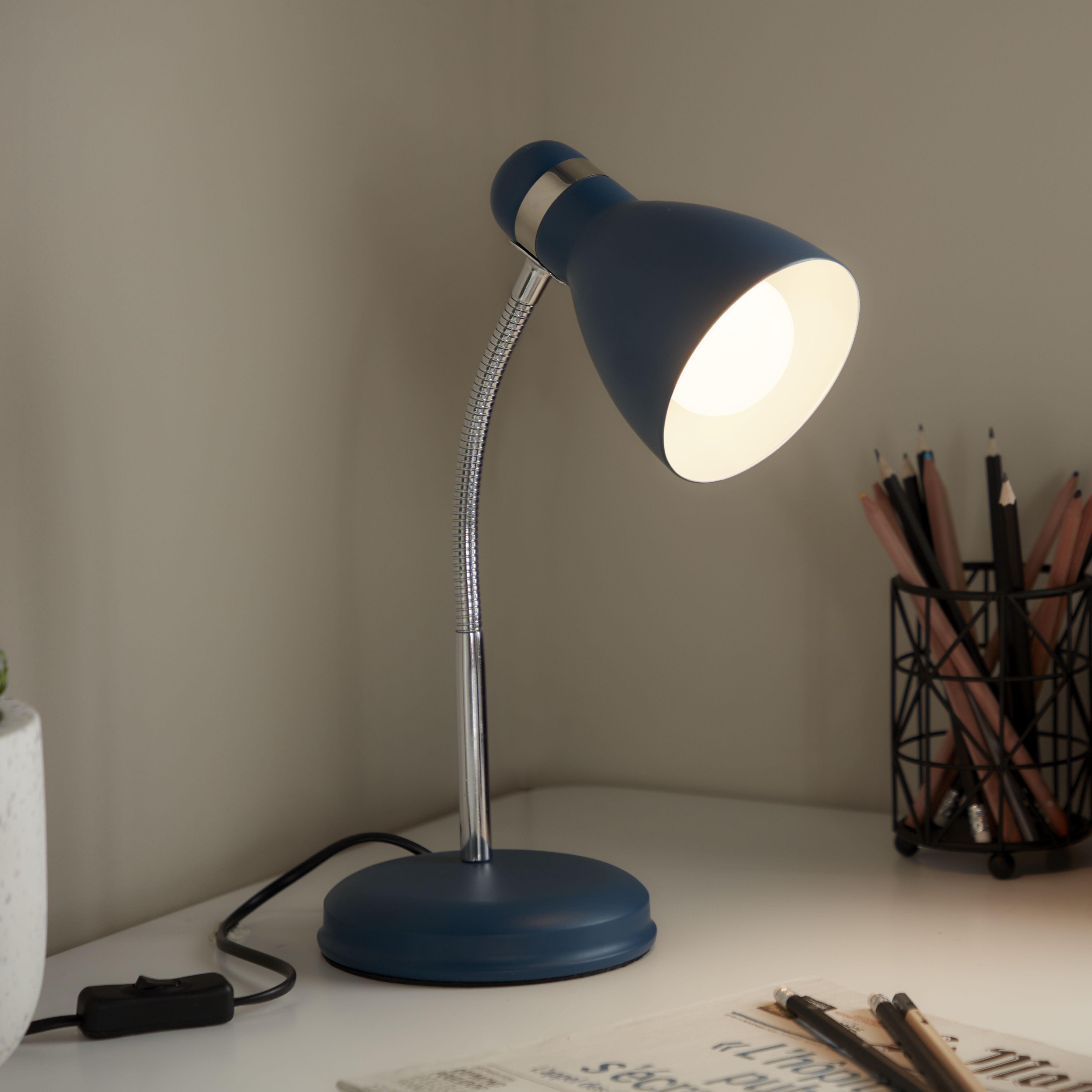 Simple bedside deals table lamps