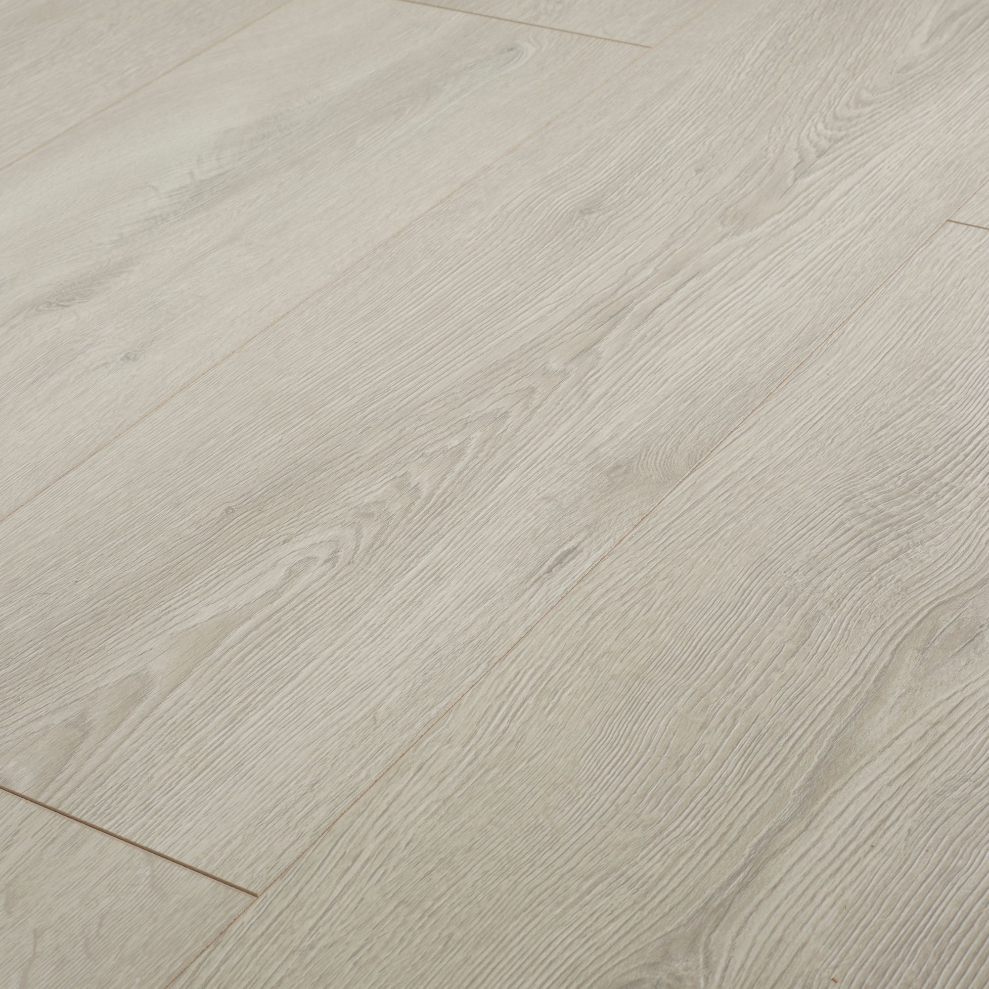 Goodhome Heanor Natural Oak Effect Laminate Flooring 2 7m Pack Laminate Flooring Flooring Laminate