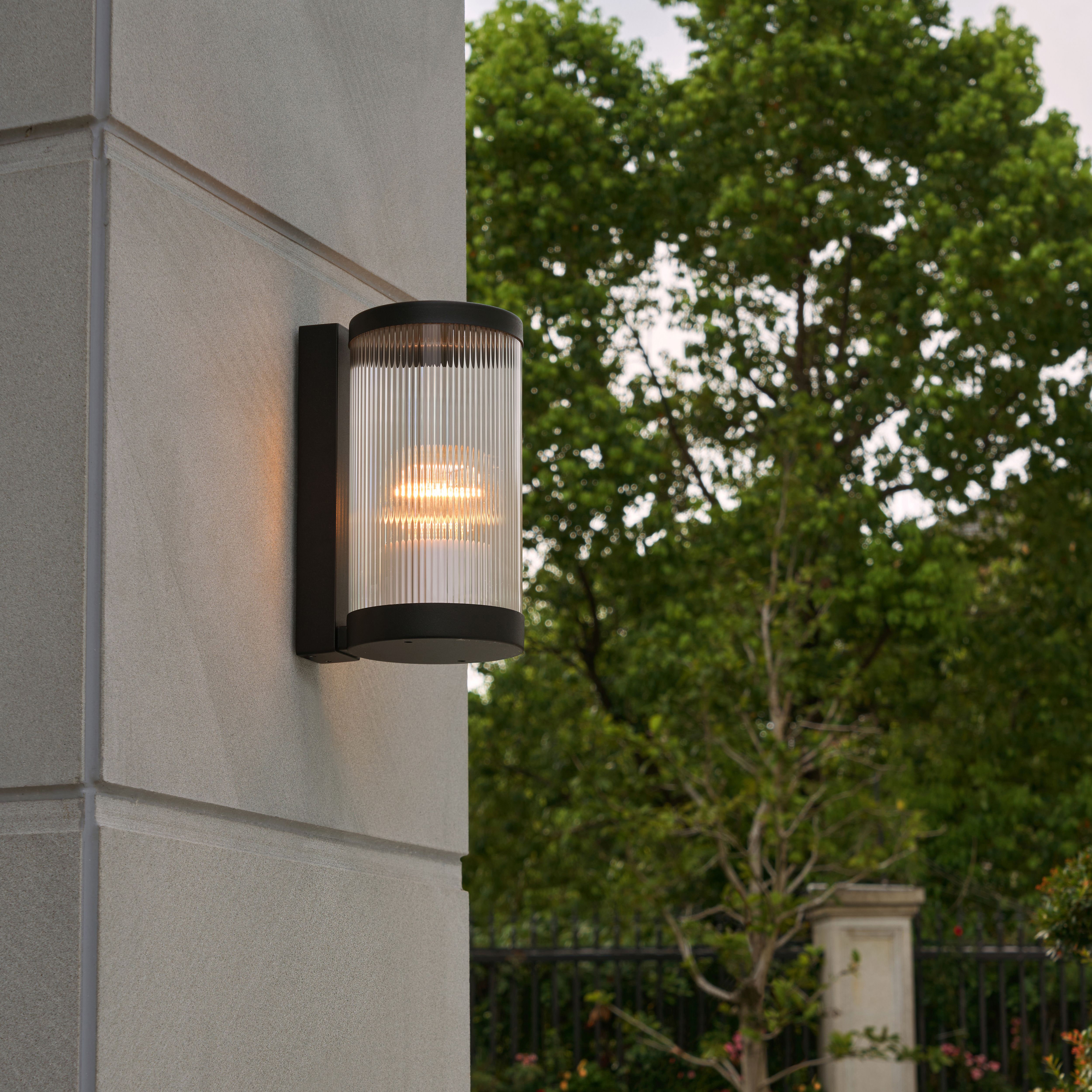 GoodHome Phuket Fixed Matt Black Mains-powered Outdoor Wall light | DIY ...