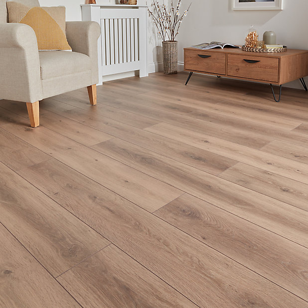 Goodhome Stoke Natural Oak Effect, Bedroom Laminate Flooring B Q