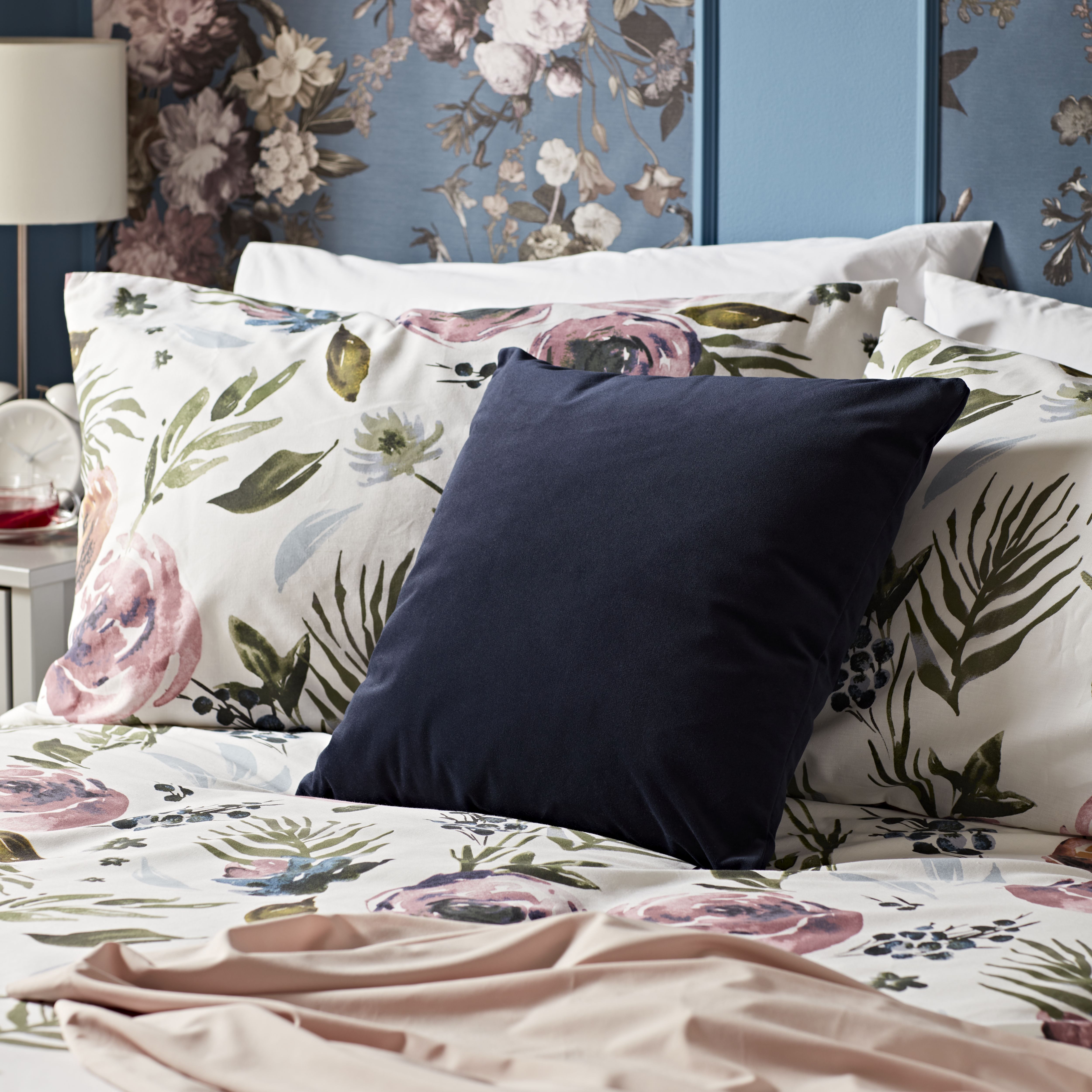 GoodHome Valgreta Deep navy Square Velvet effect Indoor Cushion, (L)43cm x (W)43cm