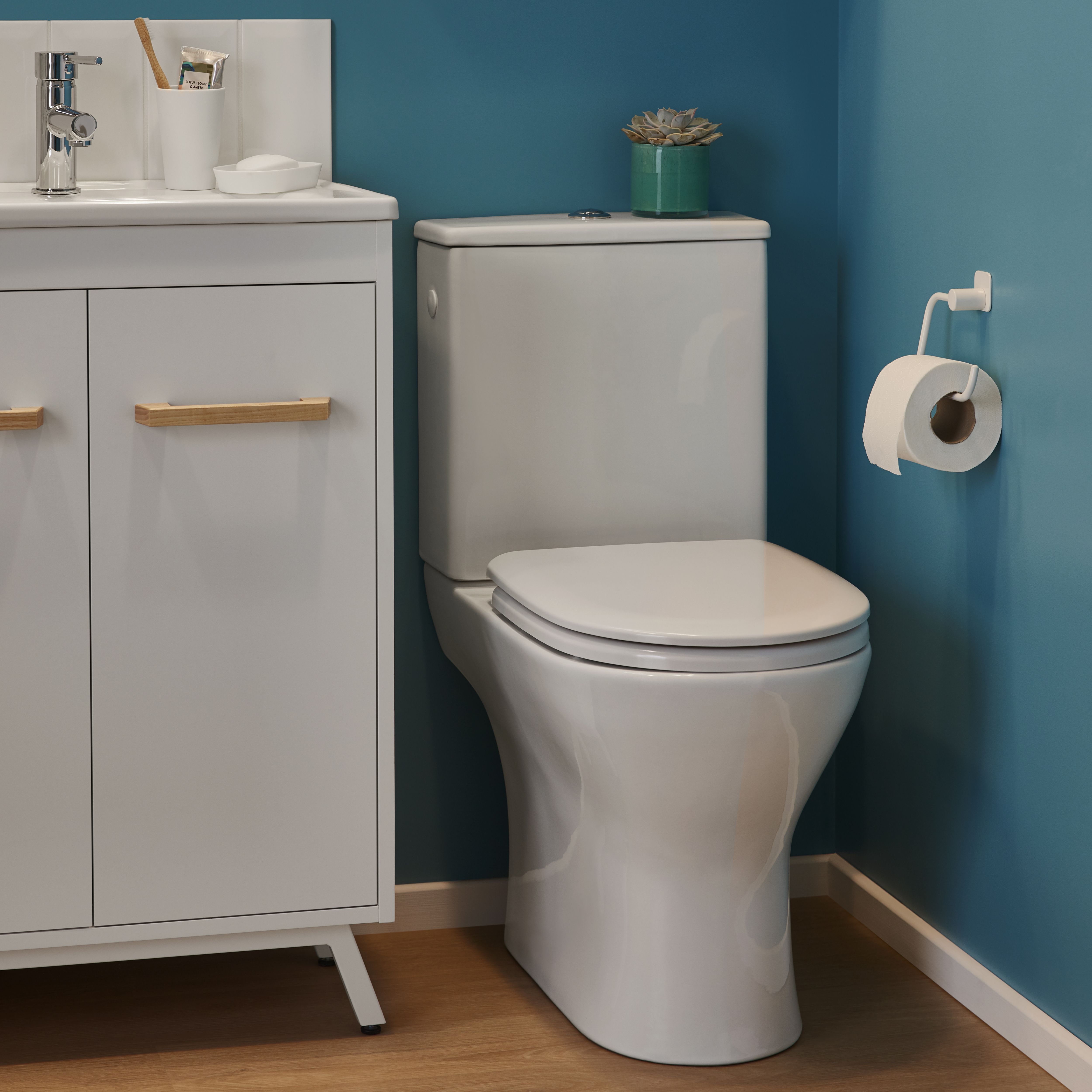 GoodHome Valois White Closed rim Close-coupled Toilet set with Soft close seat