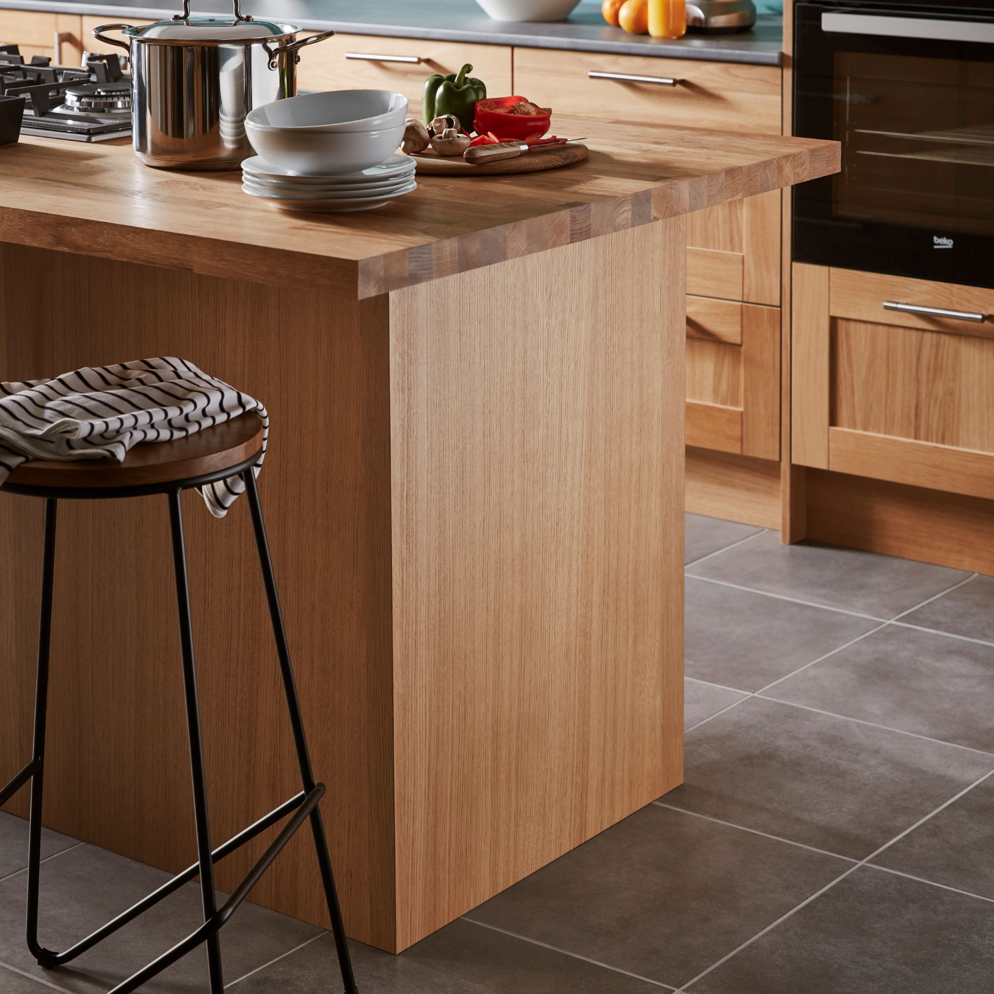 GoodHome Verbena Natural oak shaker Standard Base Clad on base panel (H)900mm (W)610mm - 7