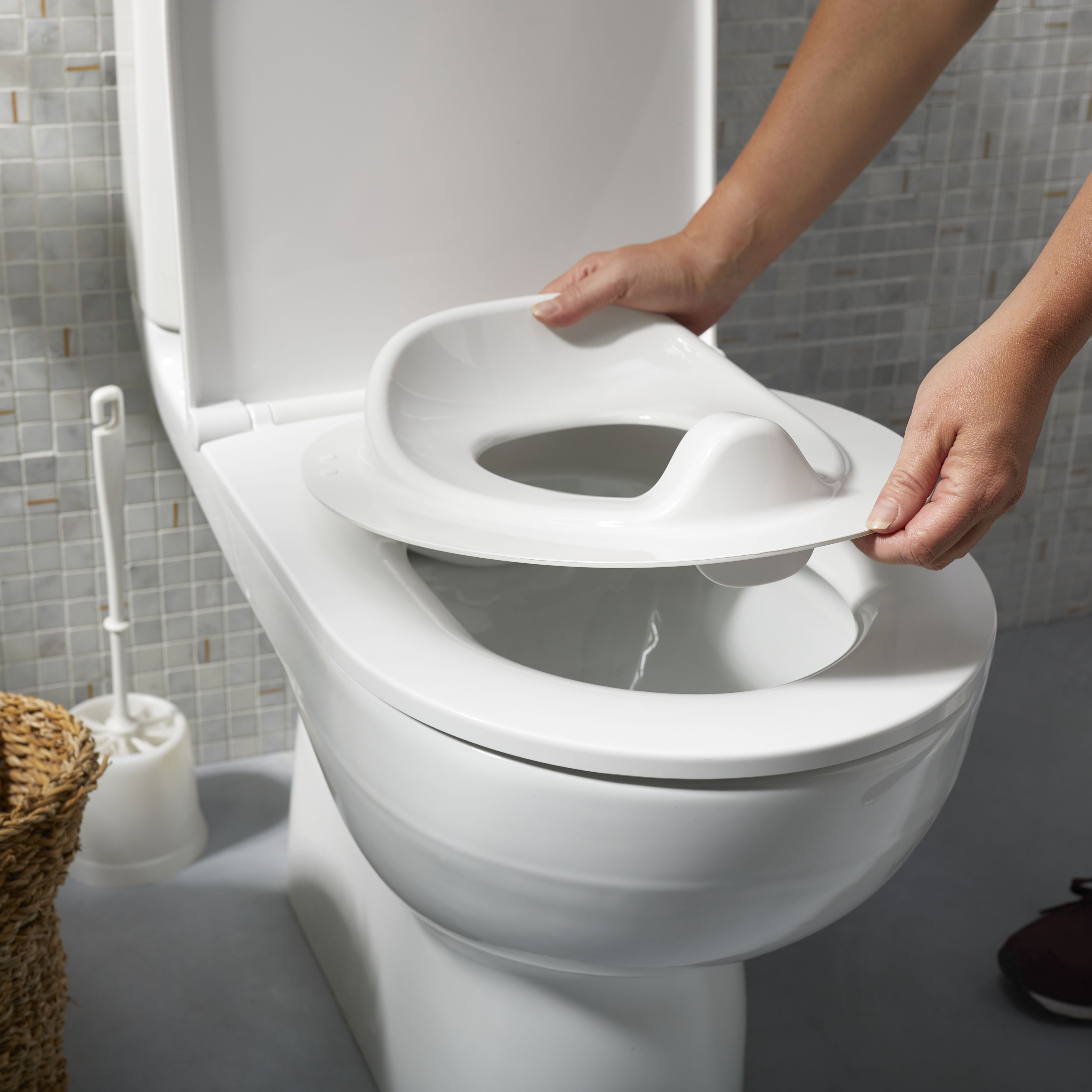 GoodHome Yalu White Standard close Toilet seat reducer