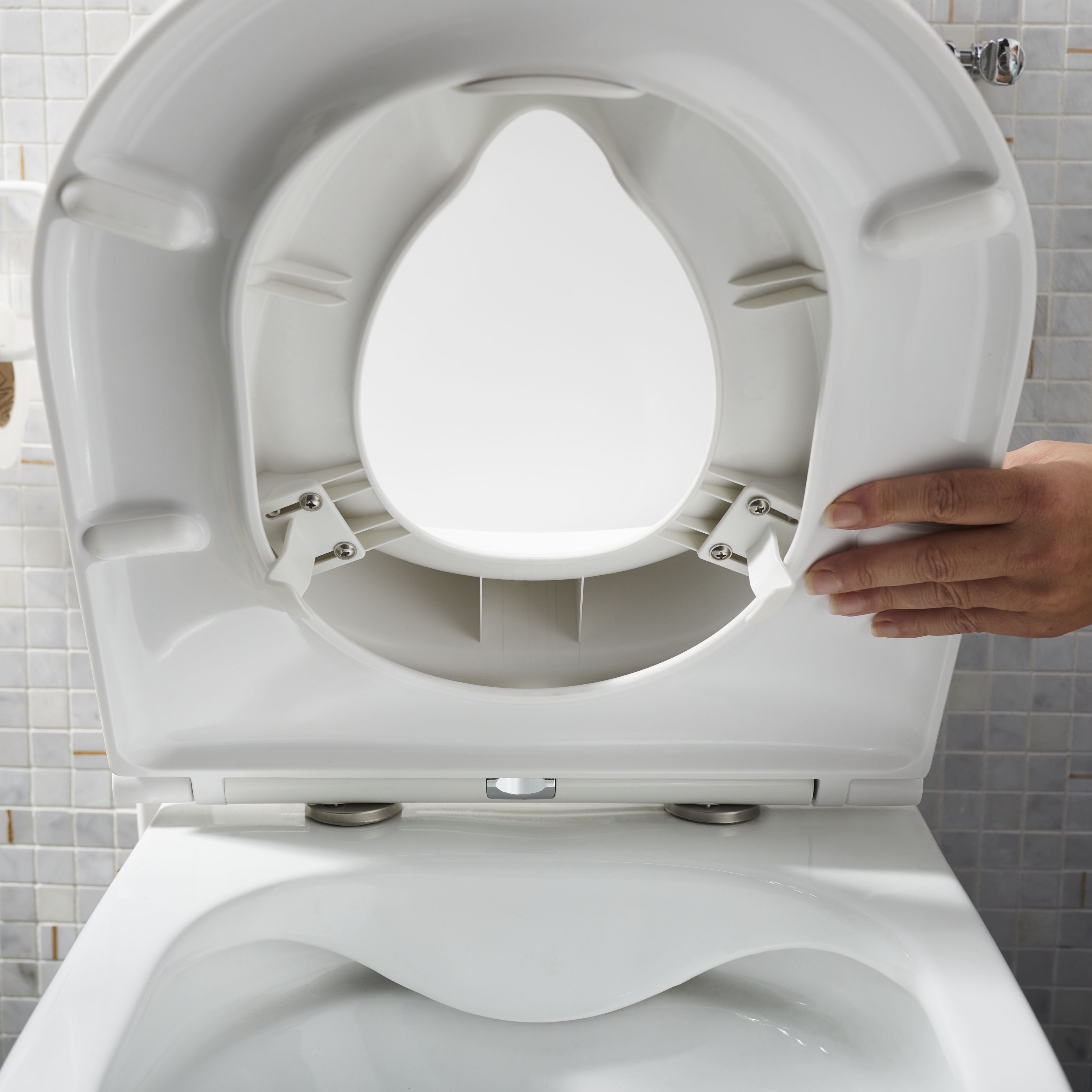 GoodHome Yalu White Standard close Toilet seat reducer