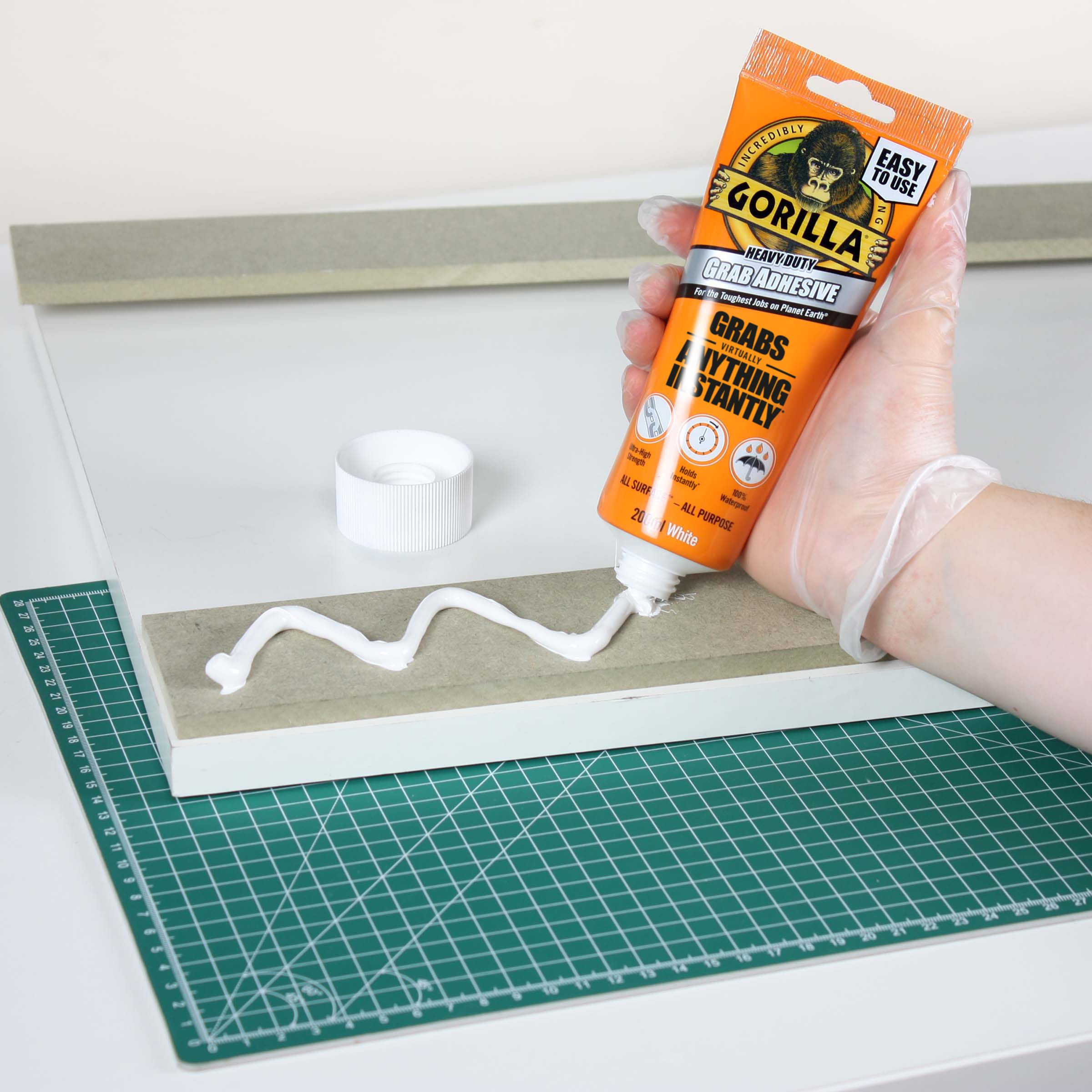 Gorilla Glue White Waterproof Grab adhesive 334g, Volume 200ml