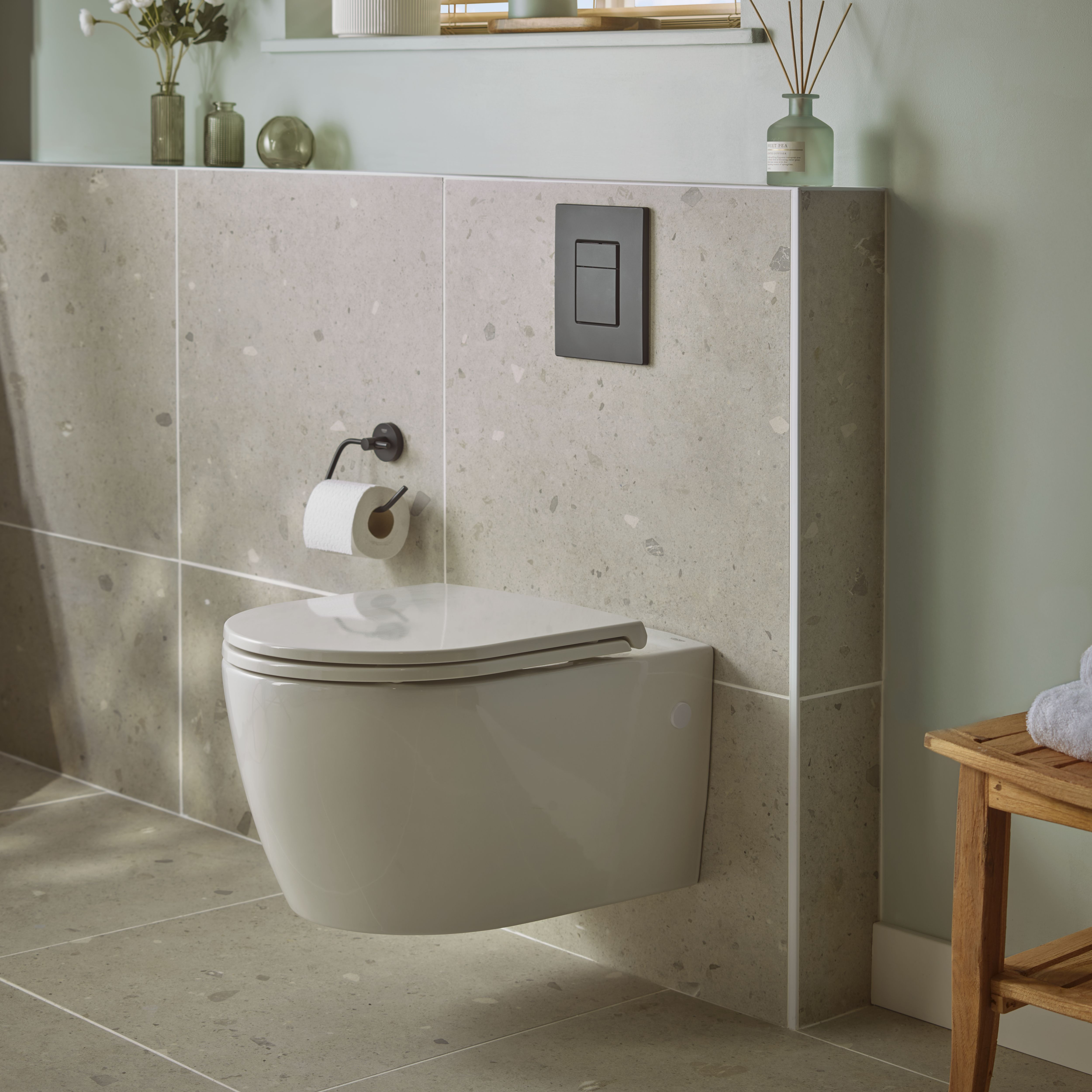 Grohe Start White Rimless Wall hung Round Toilet pan with Soft close seat