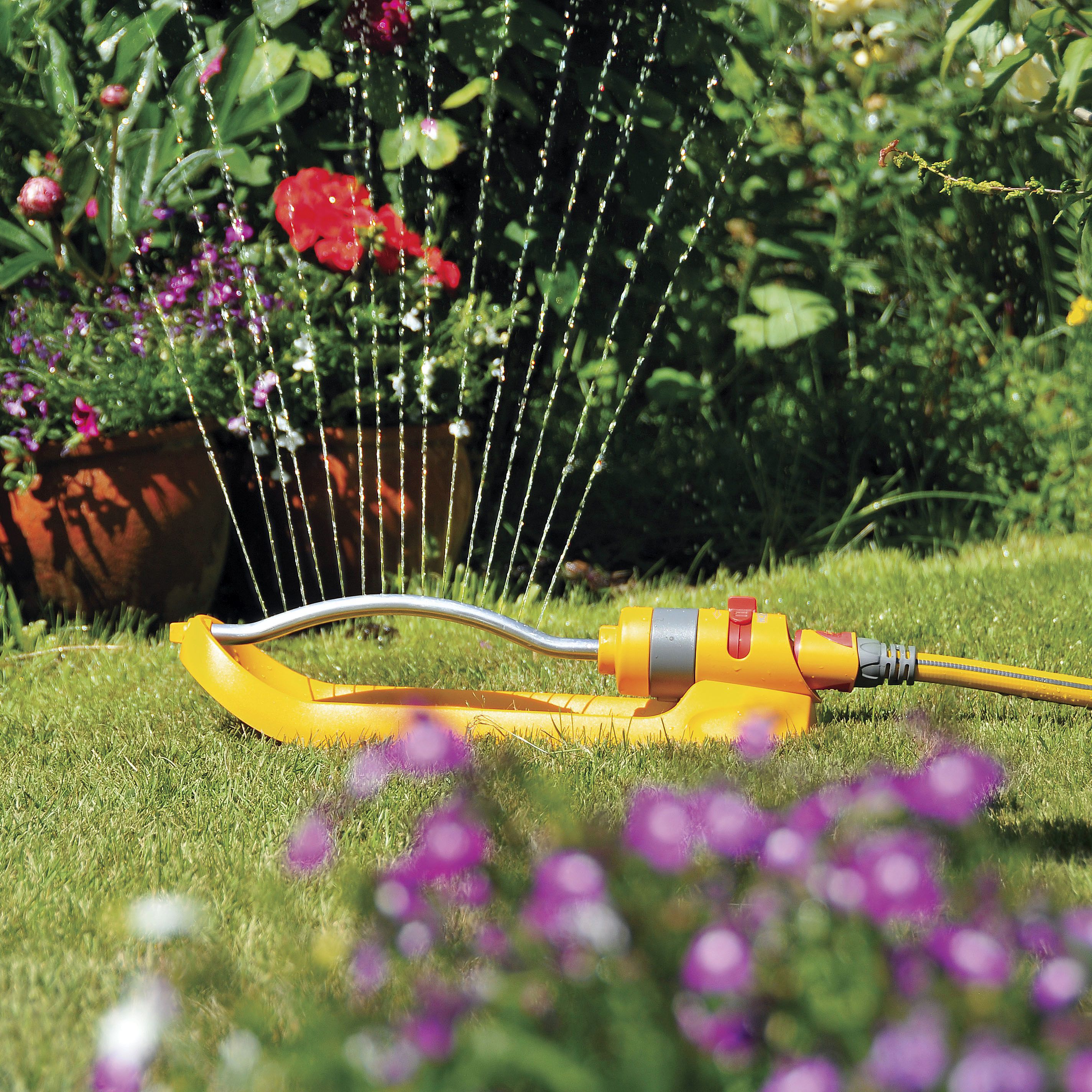 Hozelock Plus Swinging sprinkler DIY at B Q