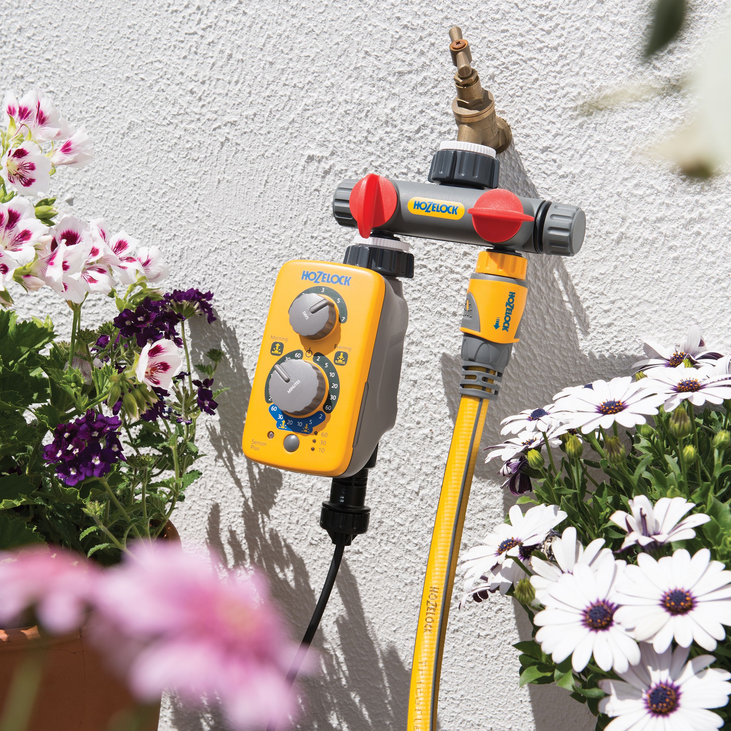 De Roterende Sproeikop Draait Automatisch In Een Cirkel Om Het Gazon Te Besproeien Af Te Koelen En De Bloemen Water Te Geven