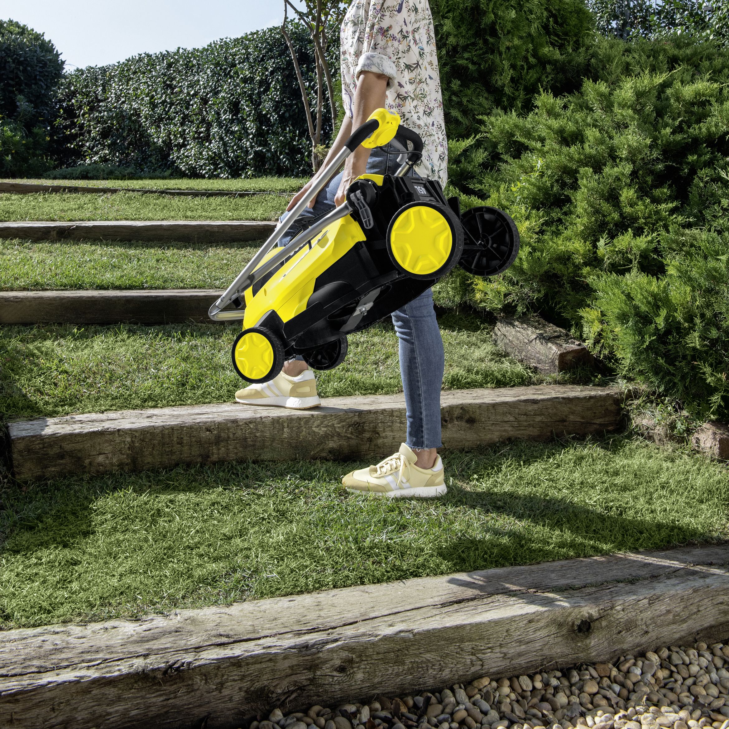 B&q lawn best sale mowers cordless