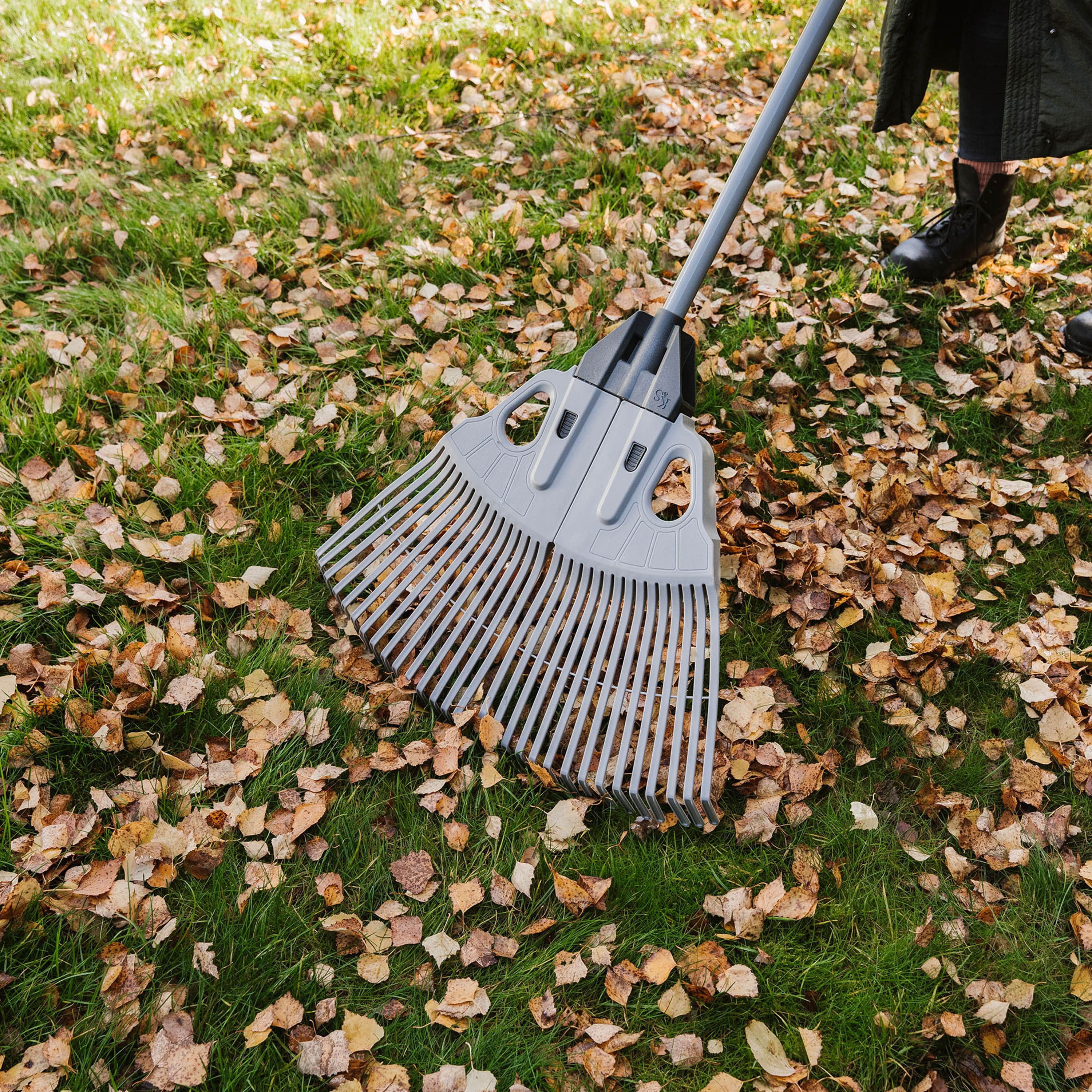 Kent & Stowe 3 in 1 Fibreglass Leaf Rake (W)580mm