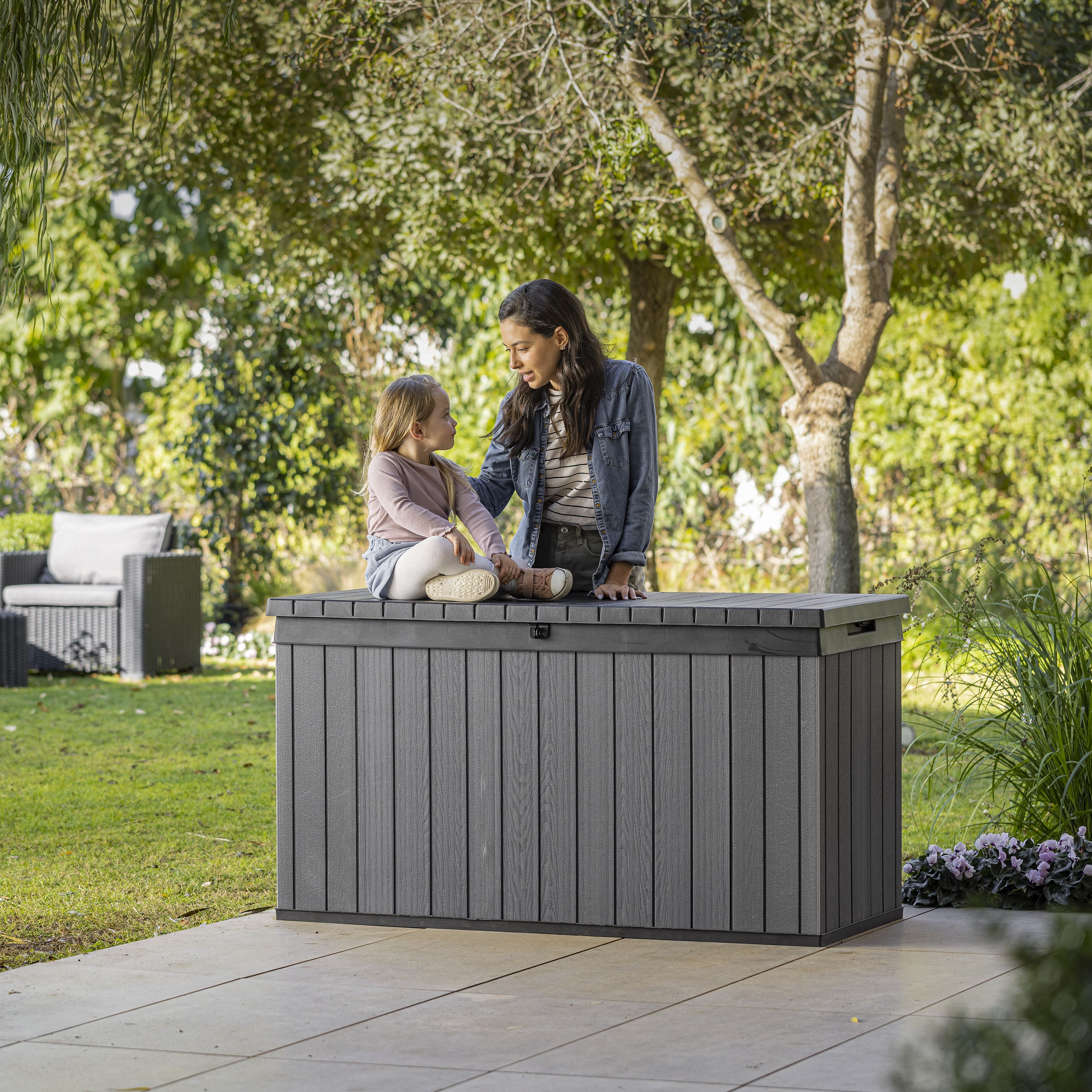 Keter 570L Resin 142.5x65.3ft Garden storage box - Grey