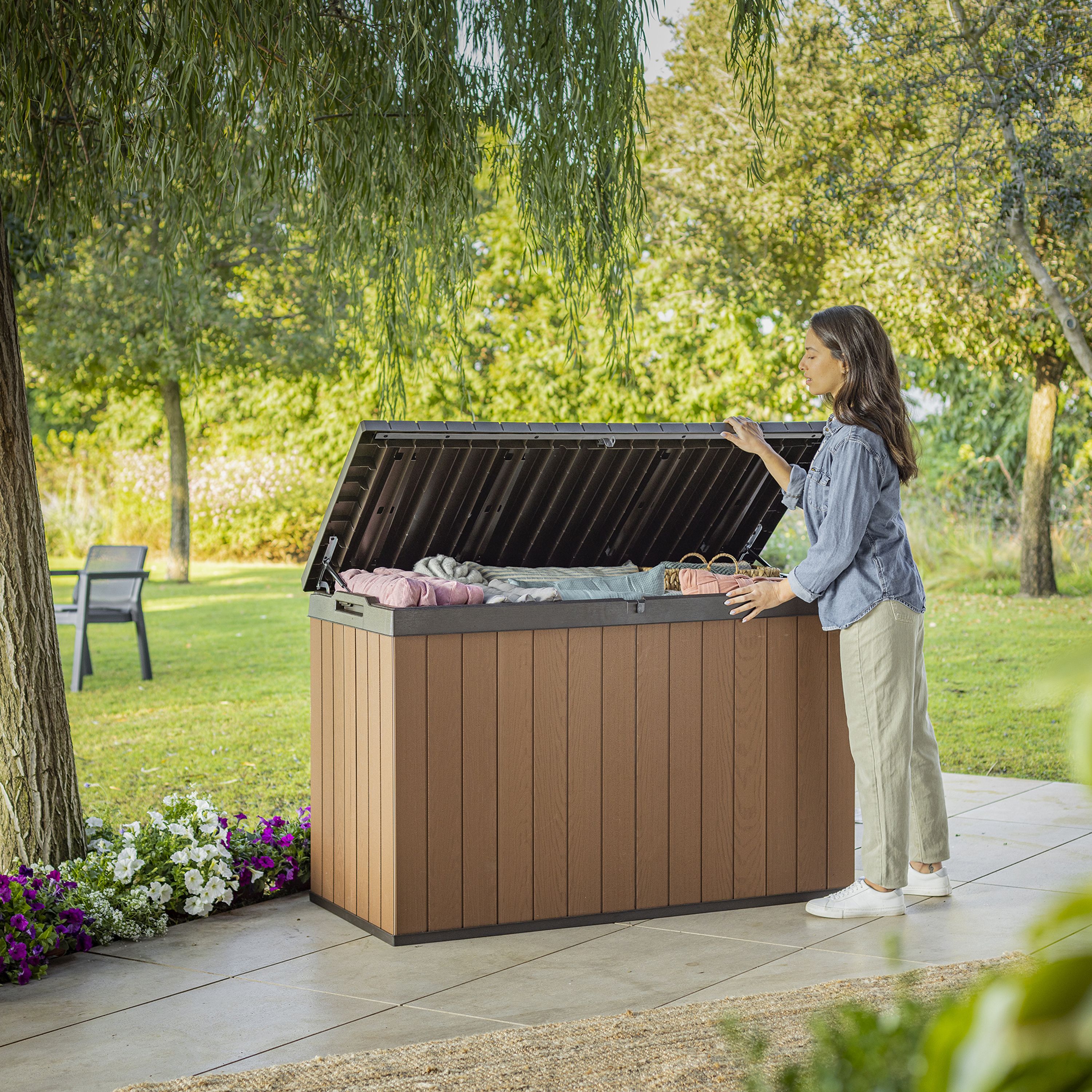 Keter 662L Resin 142.5x65.3ft Garden storage box - Brown