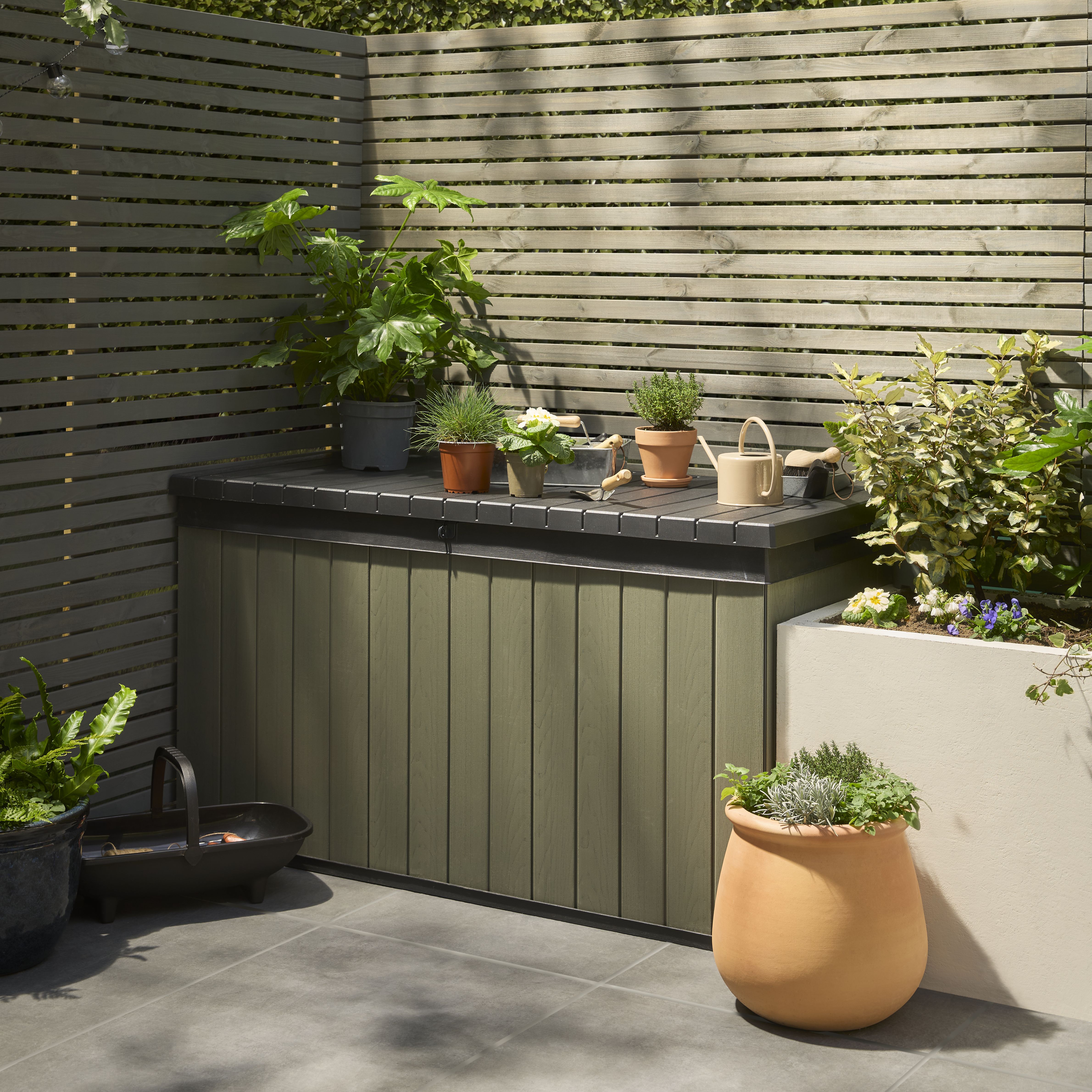 Keter Darwin 570L Resin Garden storage box - Green