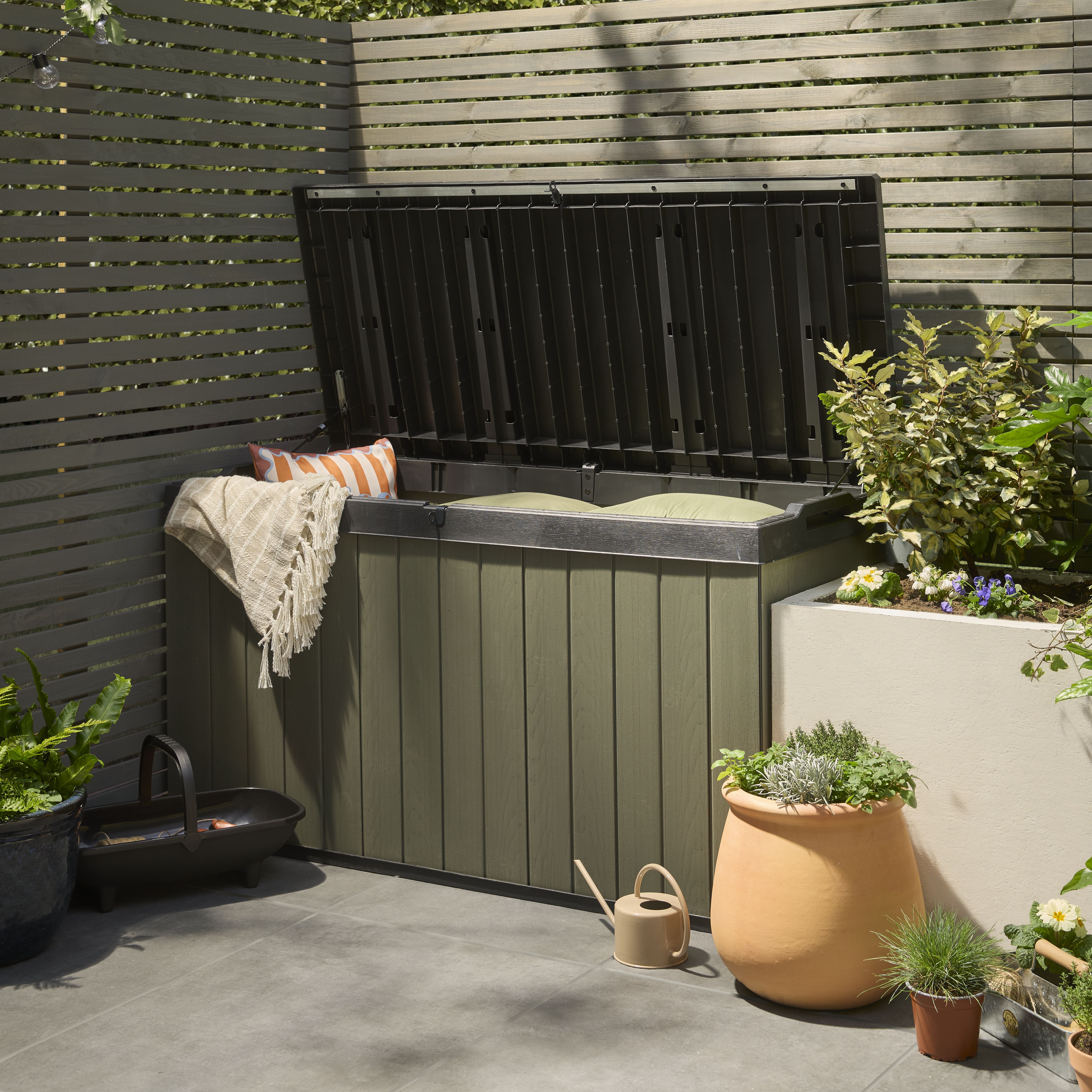Keter Darwin 570L Resin Garden storage box - Green