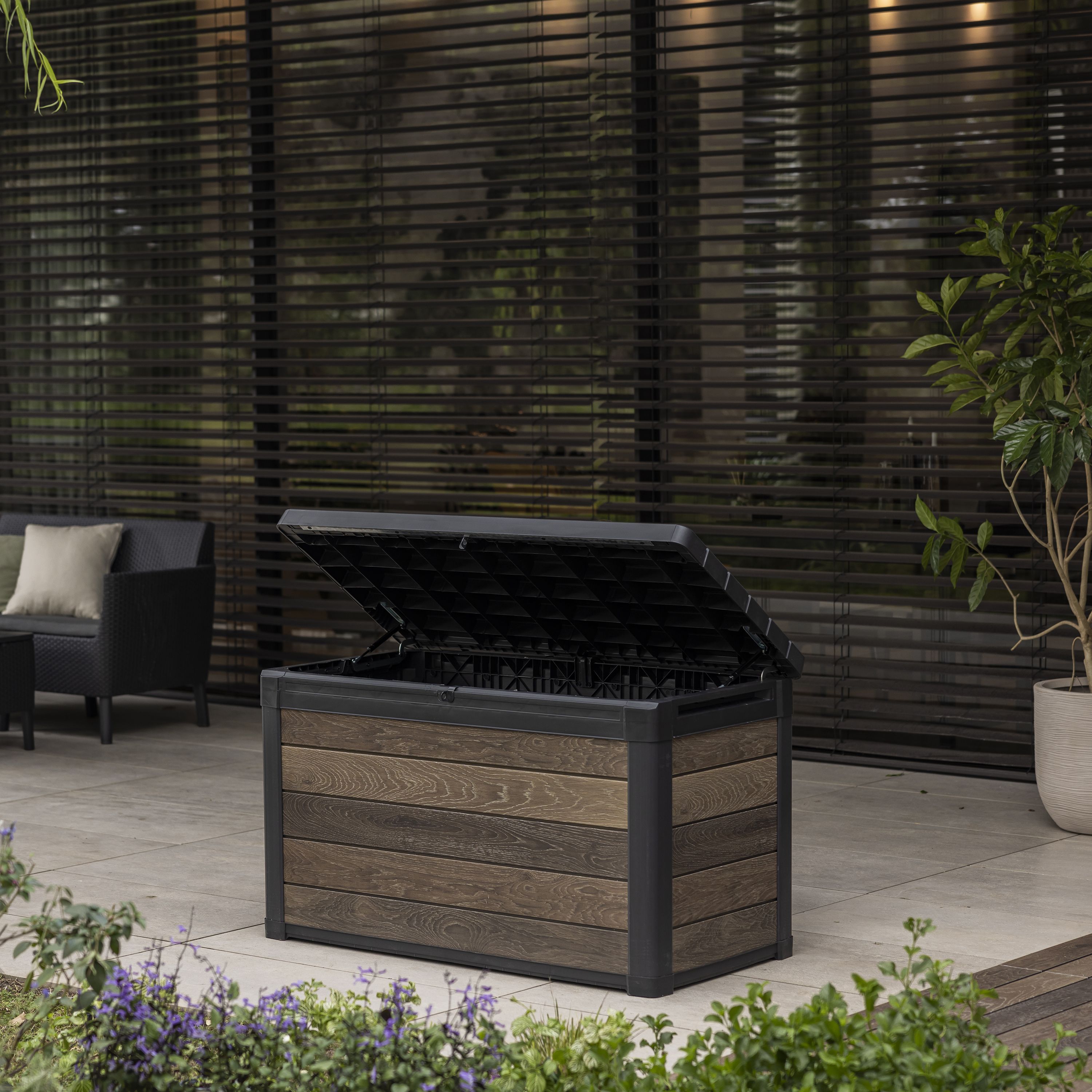 Keter Signature Decocoat 380L Resin 4.03x2x2.3ft Garden storage box - Walnut