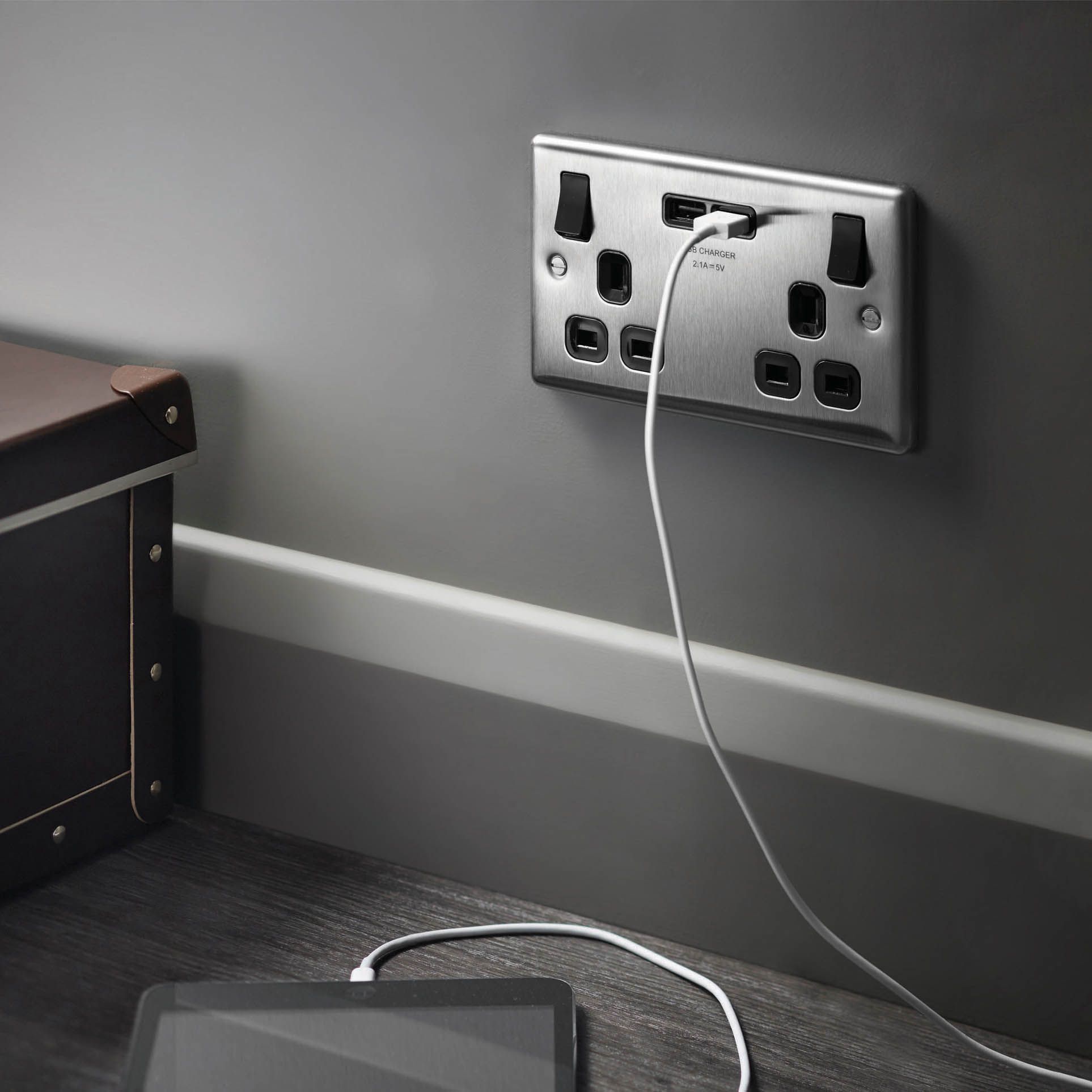 LAP Raised rounded Switched Socket with USB, x2 & Black inserts