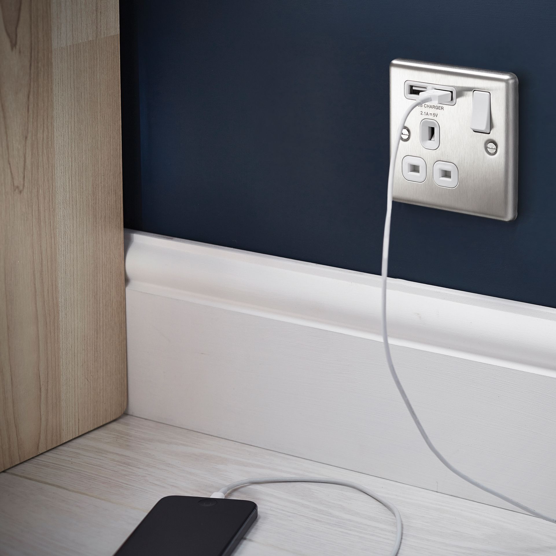 LAP Raised rounded Switched Socket with USB, x2 & White inserts