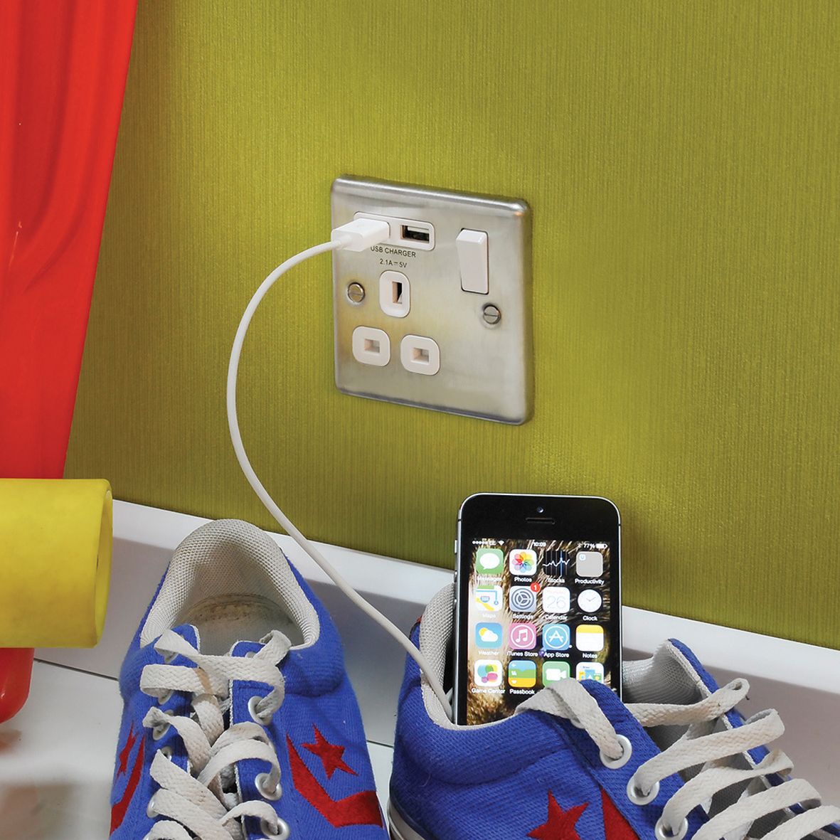 LAP Raised rounded Switched Socket with USB, x2 & White inserts
