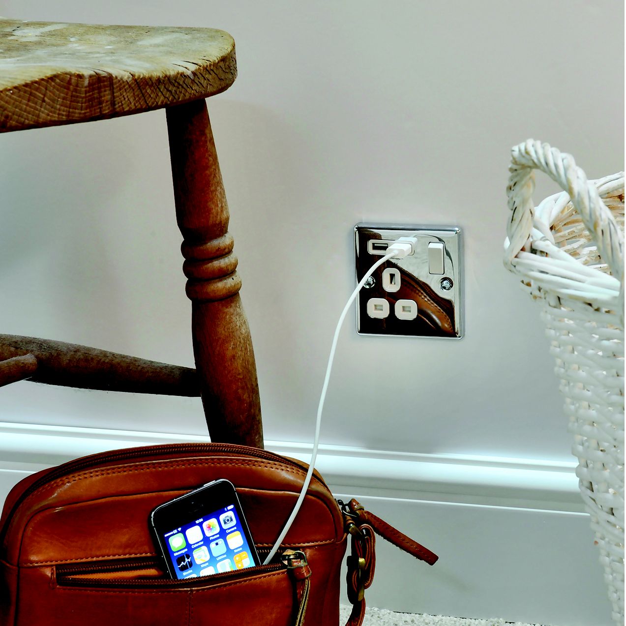 LAP Raised rounded Switched Socket with USB, x2 & White inserts