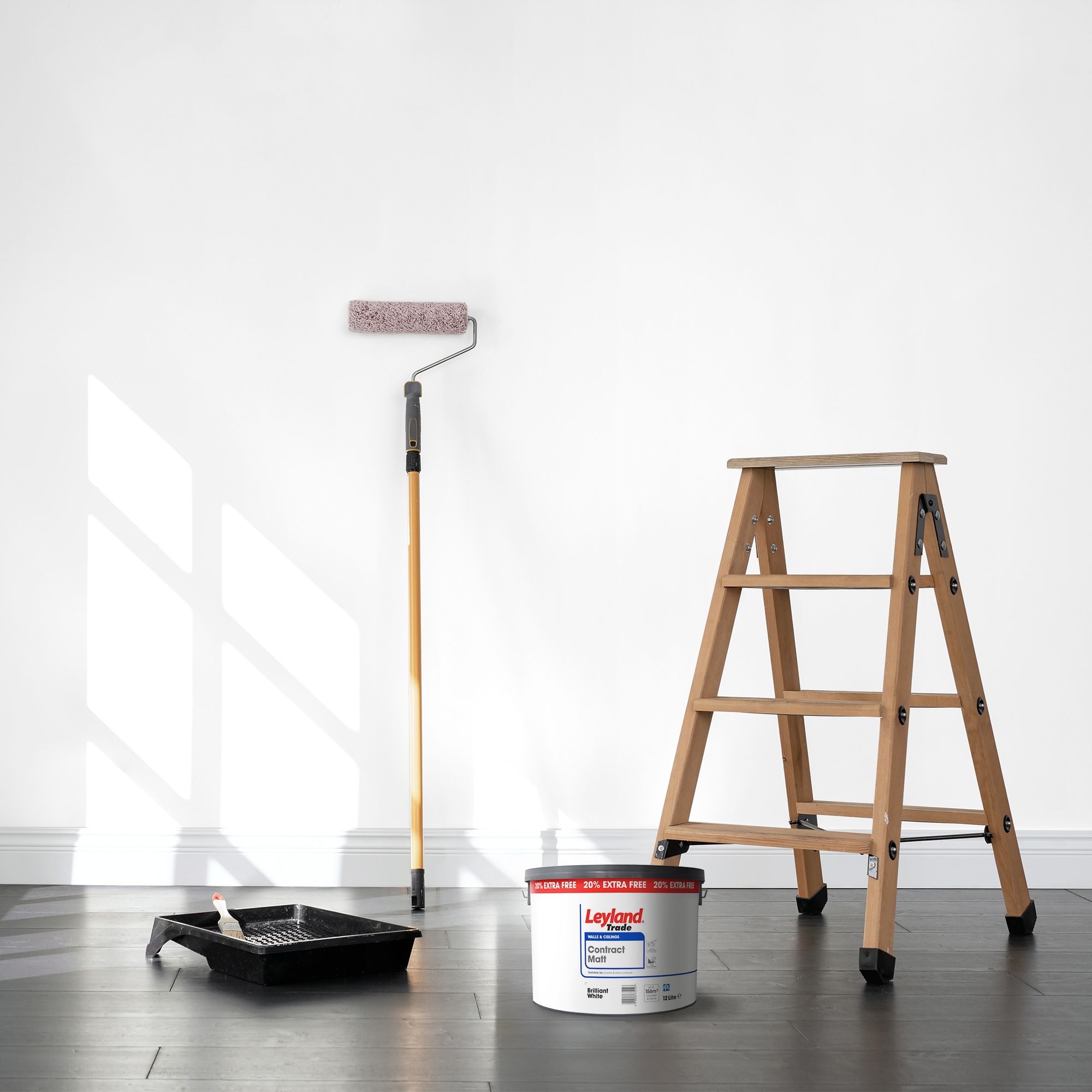 Leyland Trade Contract White Matt Wall & ceiling Emulsion paint, 12L