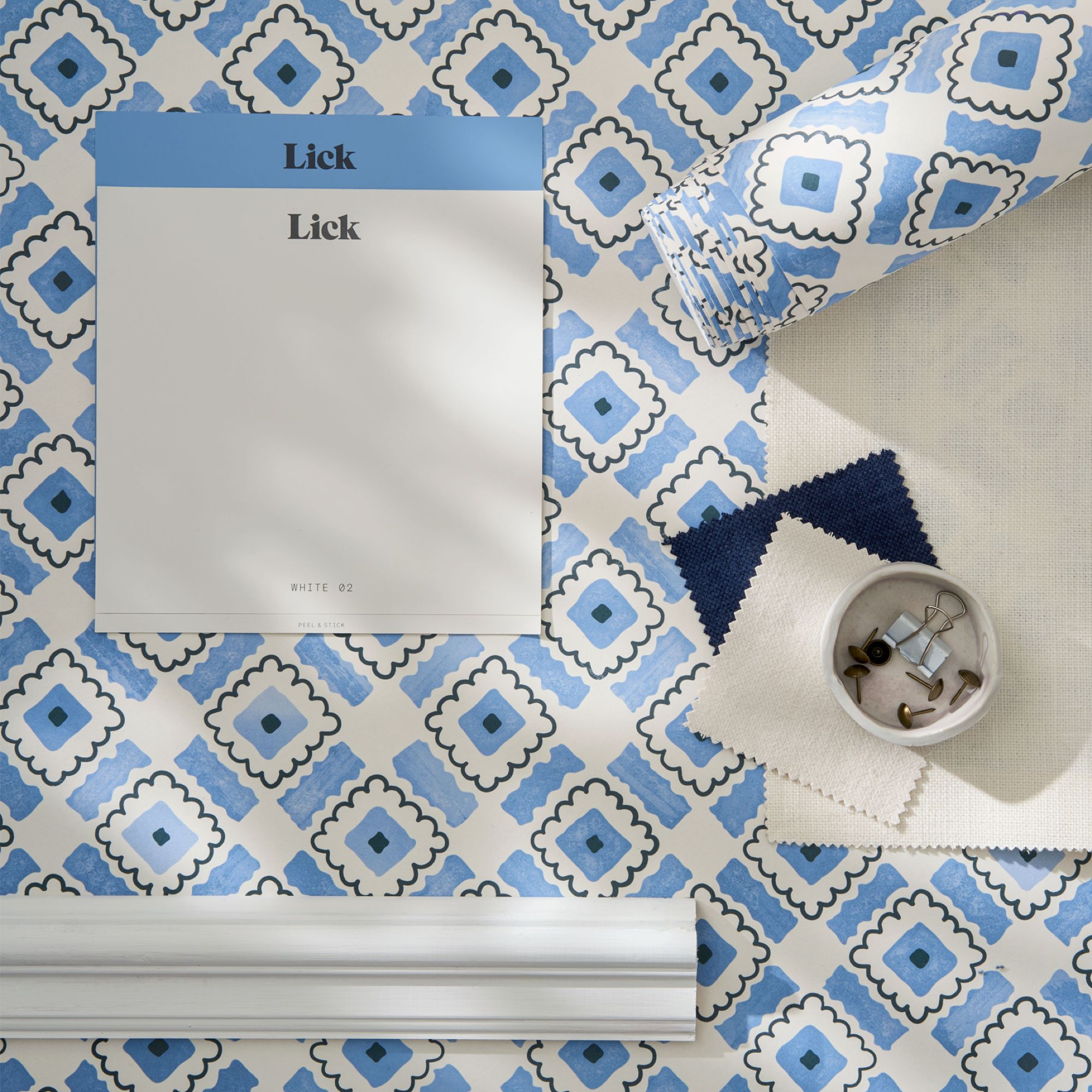 Lick Blue & White Bubble 01 Patterned Textured Wallpaper