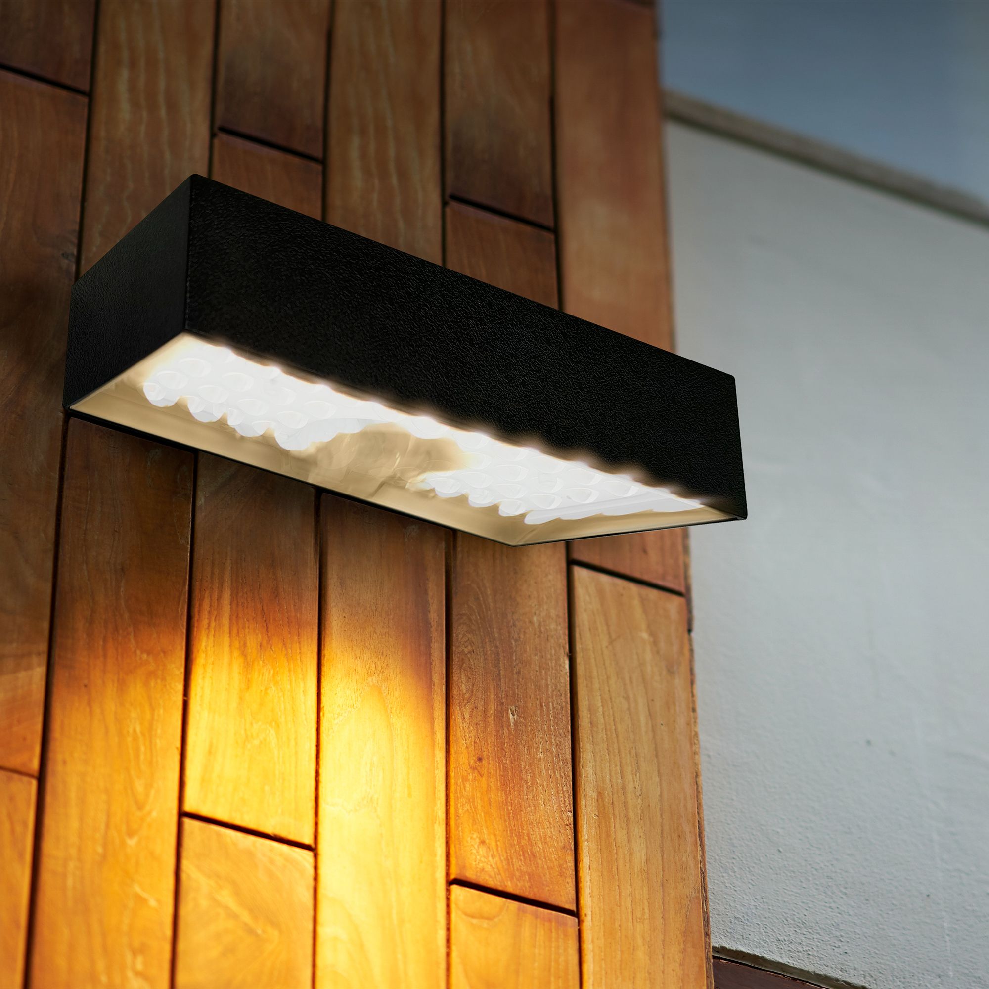 Luceco Non-adjustable Solar-powered LED PIR With motion sensor Outdoor Wall light