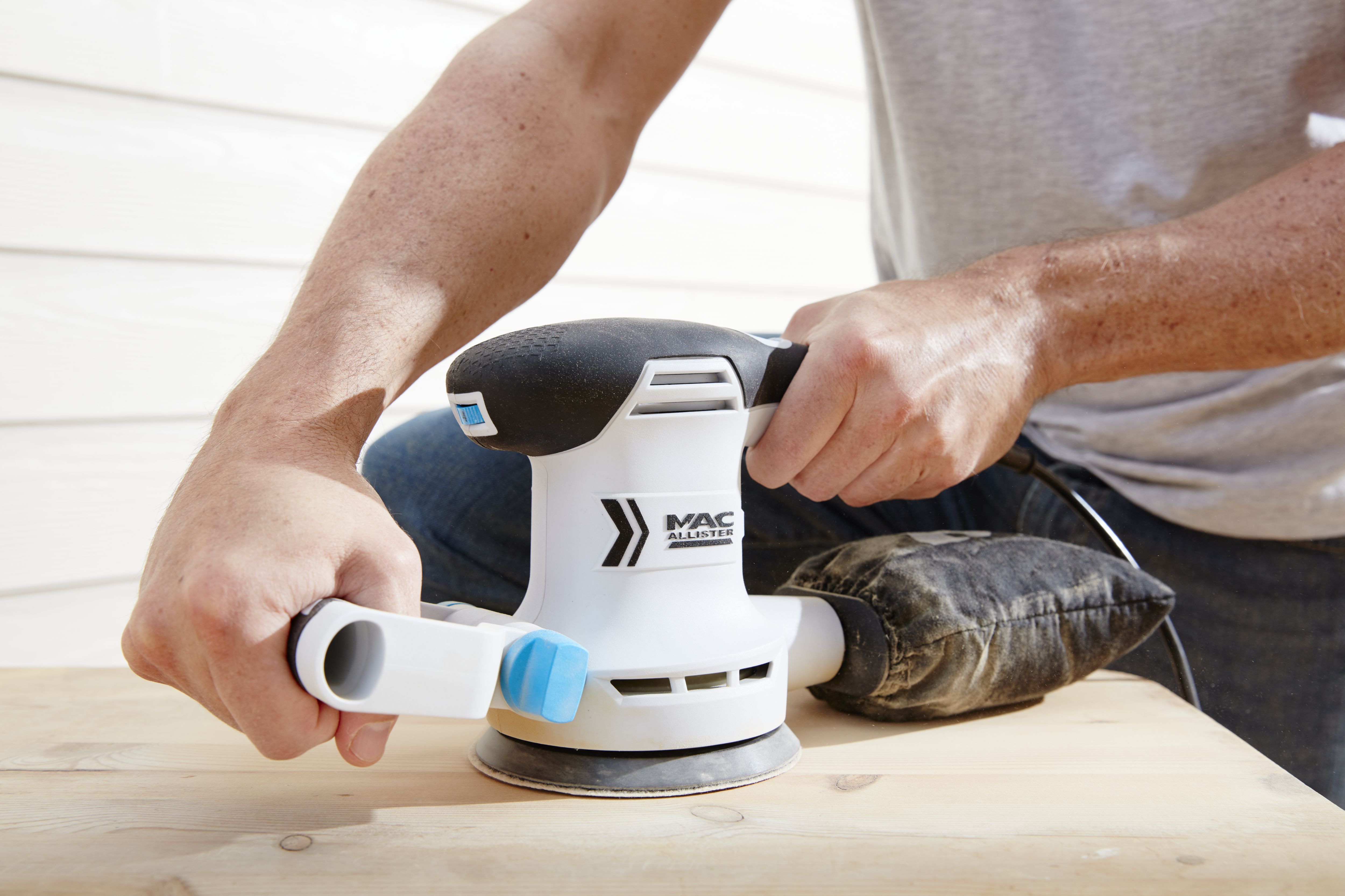 Mac Allister 300W 220-240V Corded Random orbit sander MSOS300