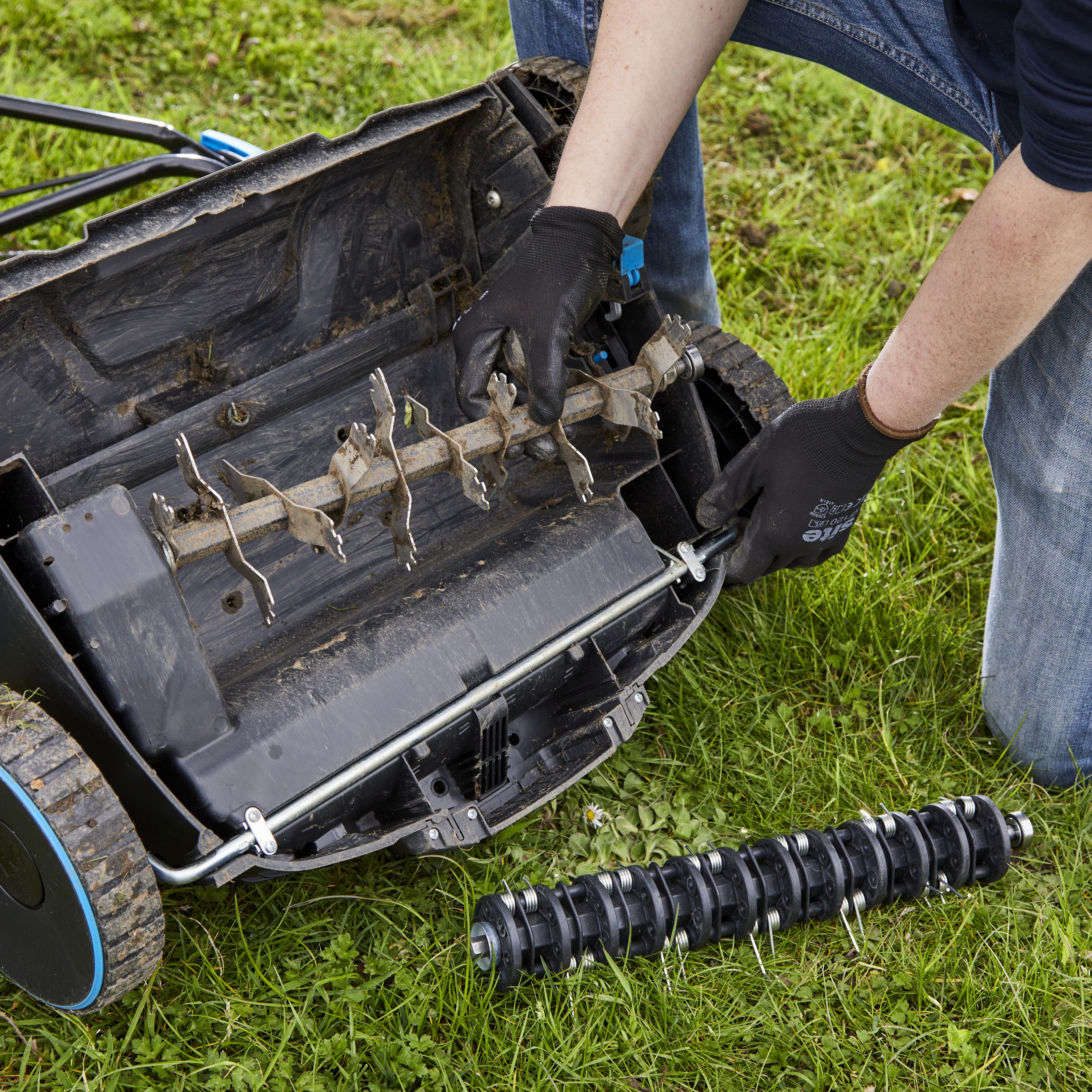 Mac Allister MSRP1800-3 930W 370mm Corded Raker & scarifier