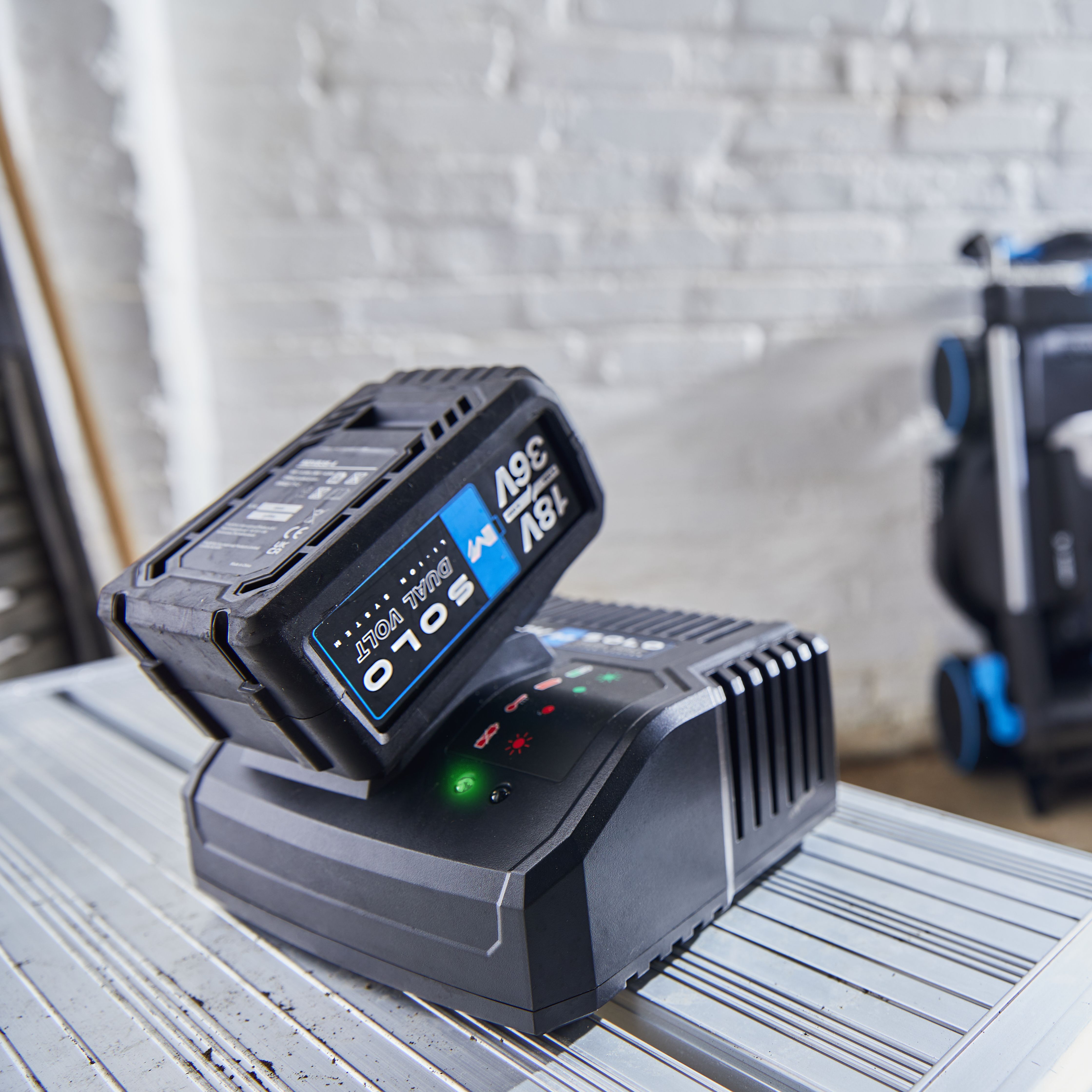 Macallister 18v lithium battery charger top