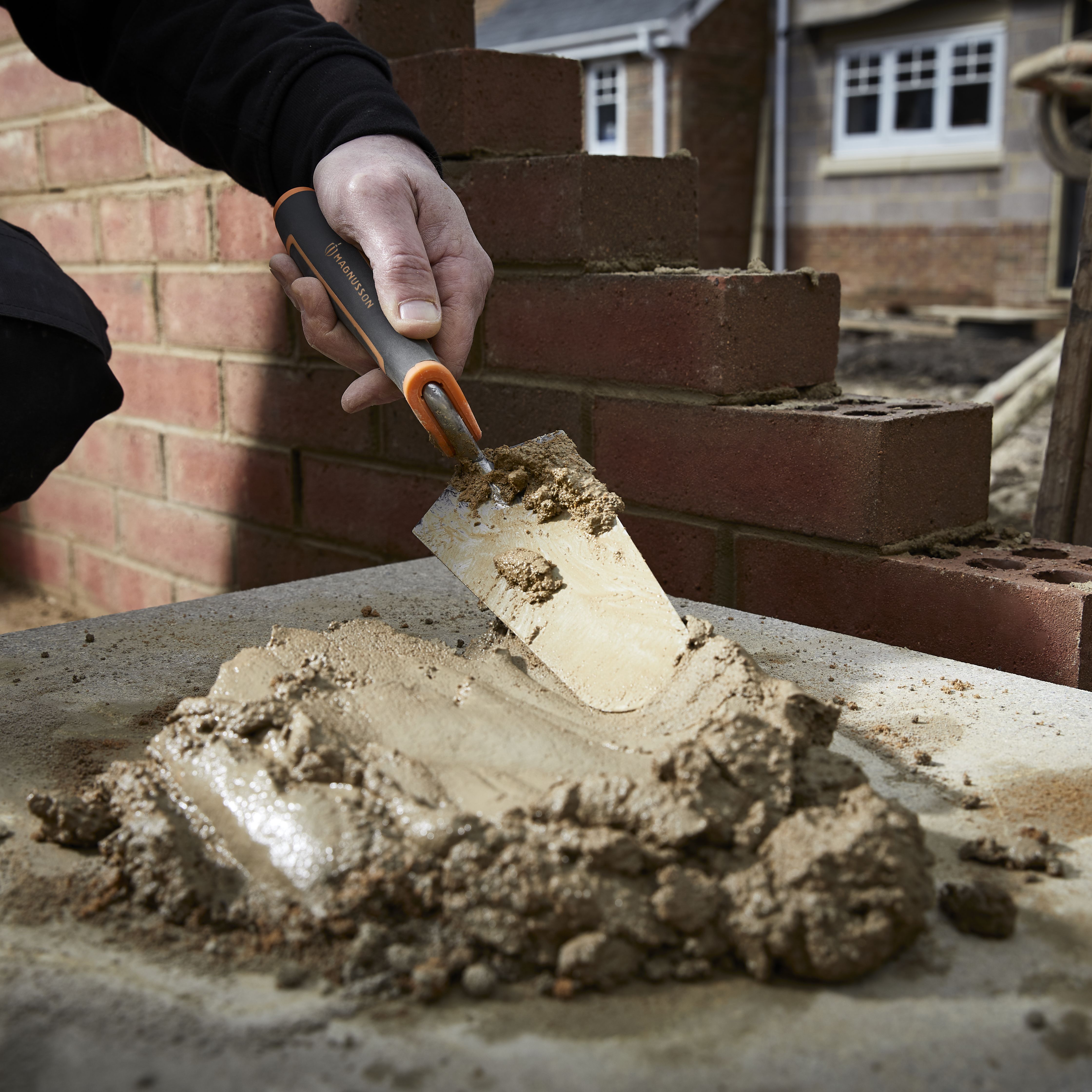 Brick mortar clearance trowel