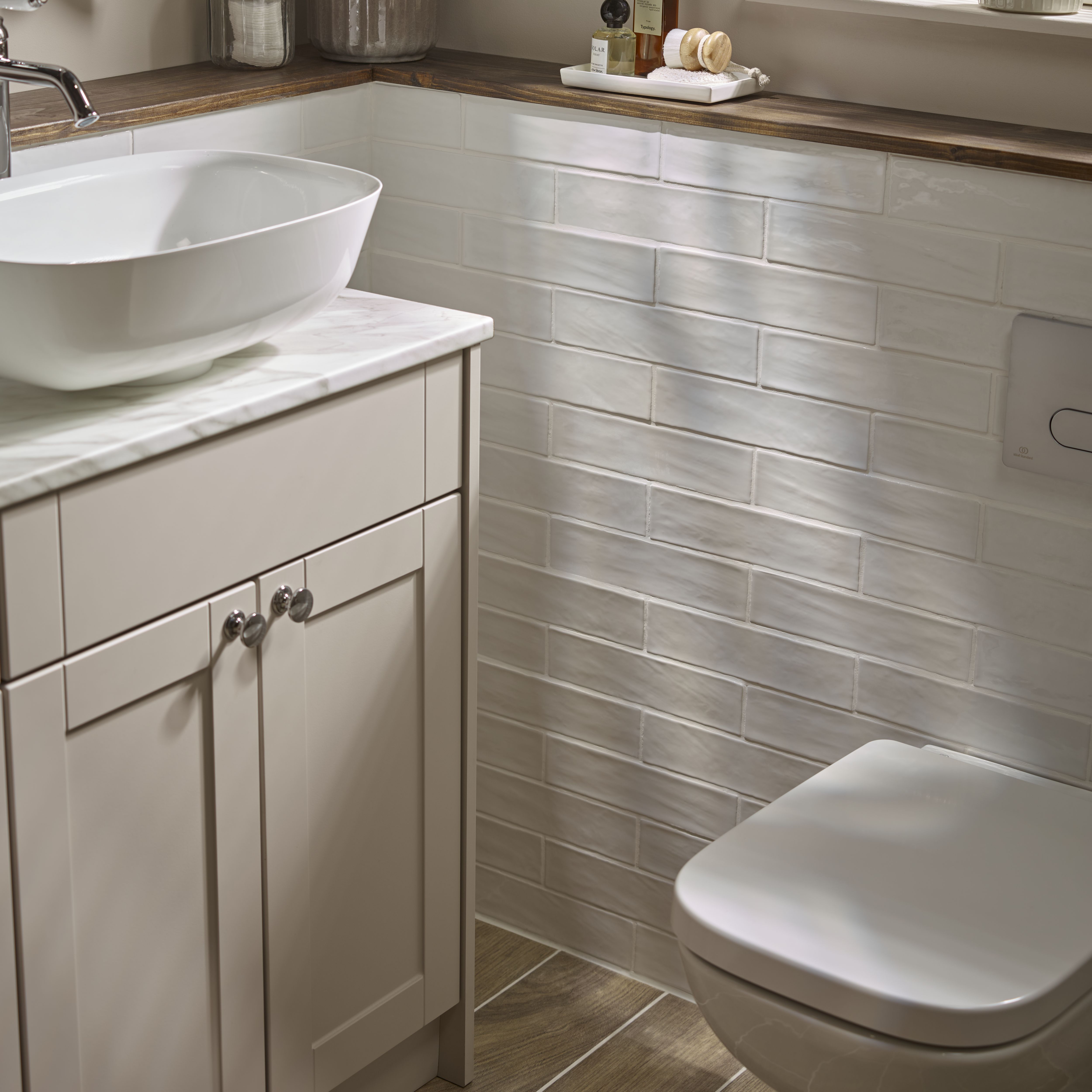 Maremar Pearl White Gloss Textured Ceramic Indoor Wall tile, Pack of 28, (L)260mm (W)650mm
