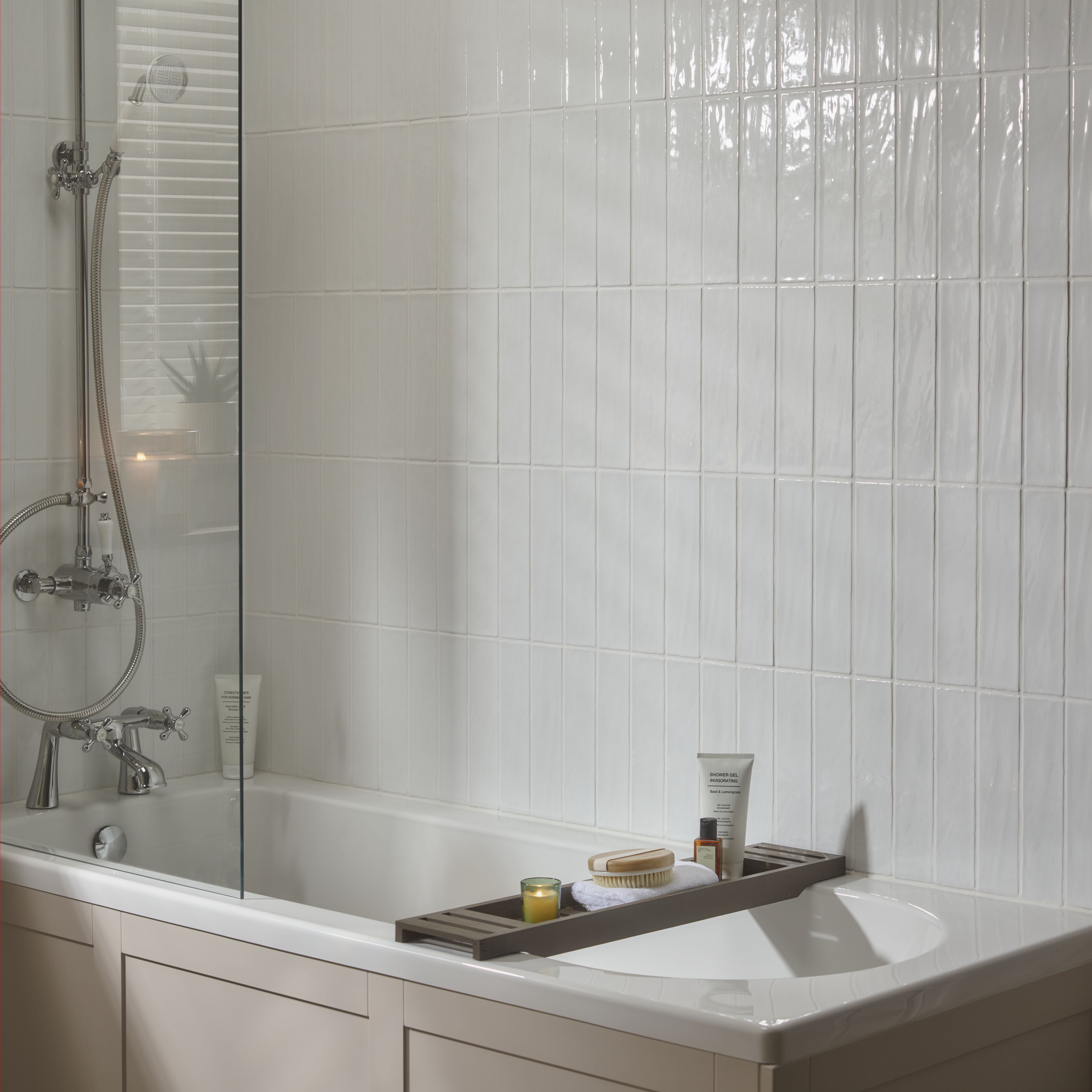 Maremar Pearl White Gloss Textured Ceramic Indoor Wall tile, Pack of 28, (L)260mm (W)650mm