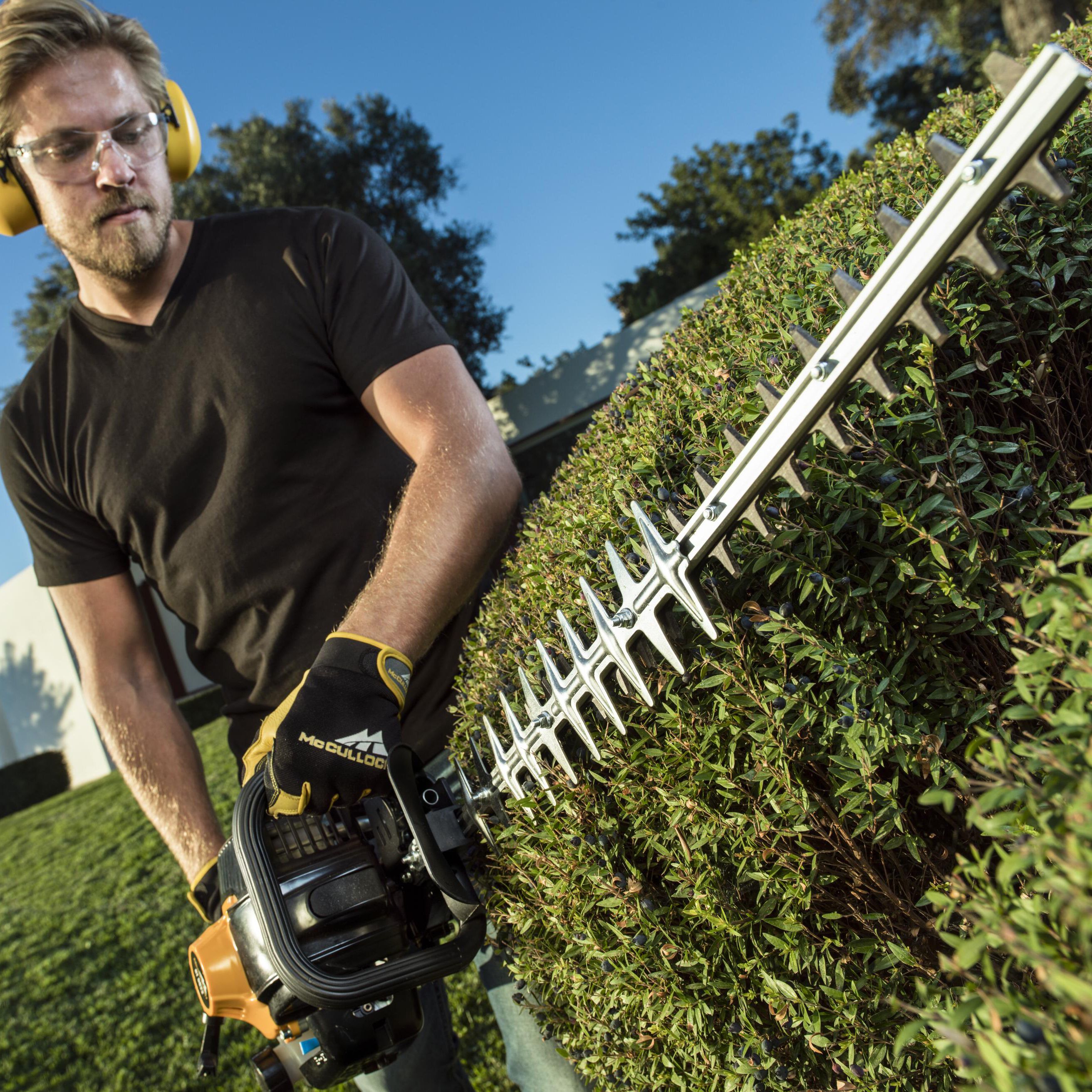 McCulloch 560mm Petrol Hedge trimmer