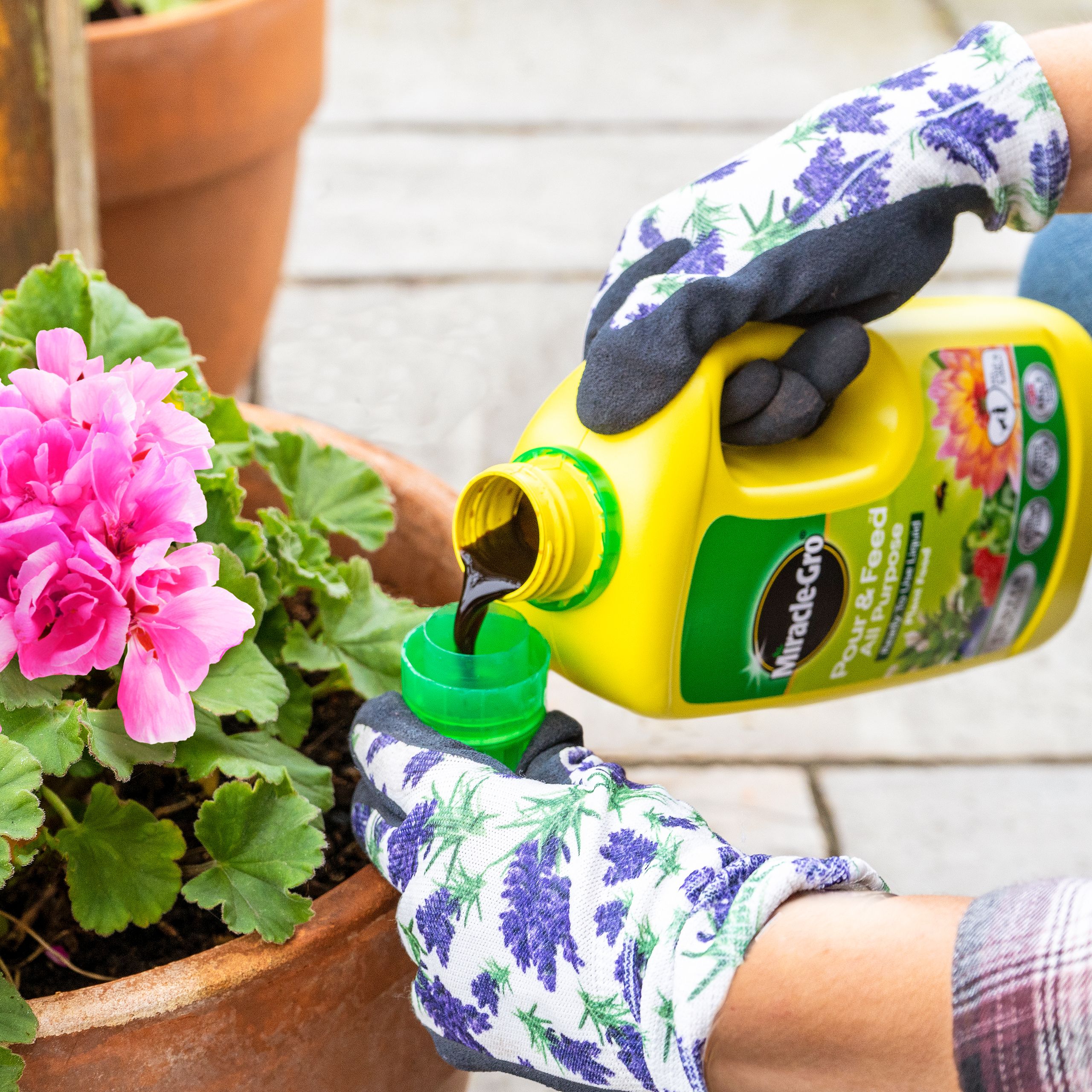 Miracle-Gro Pour & feed Liquid Universal Plant feed, 1L