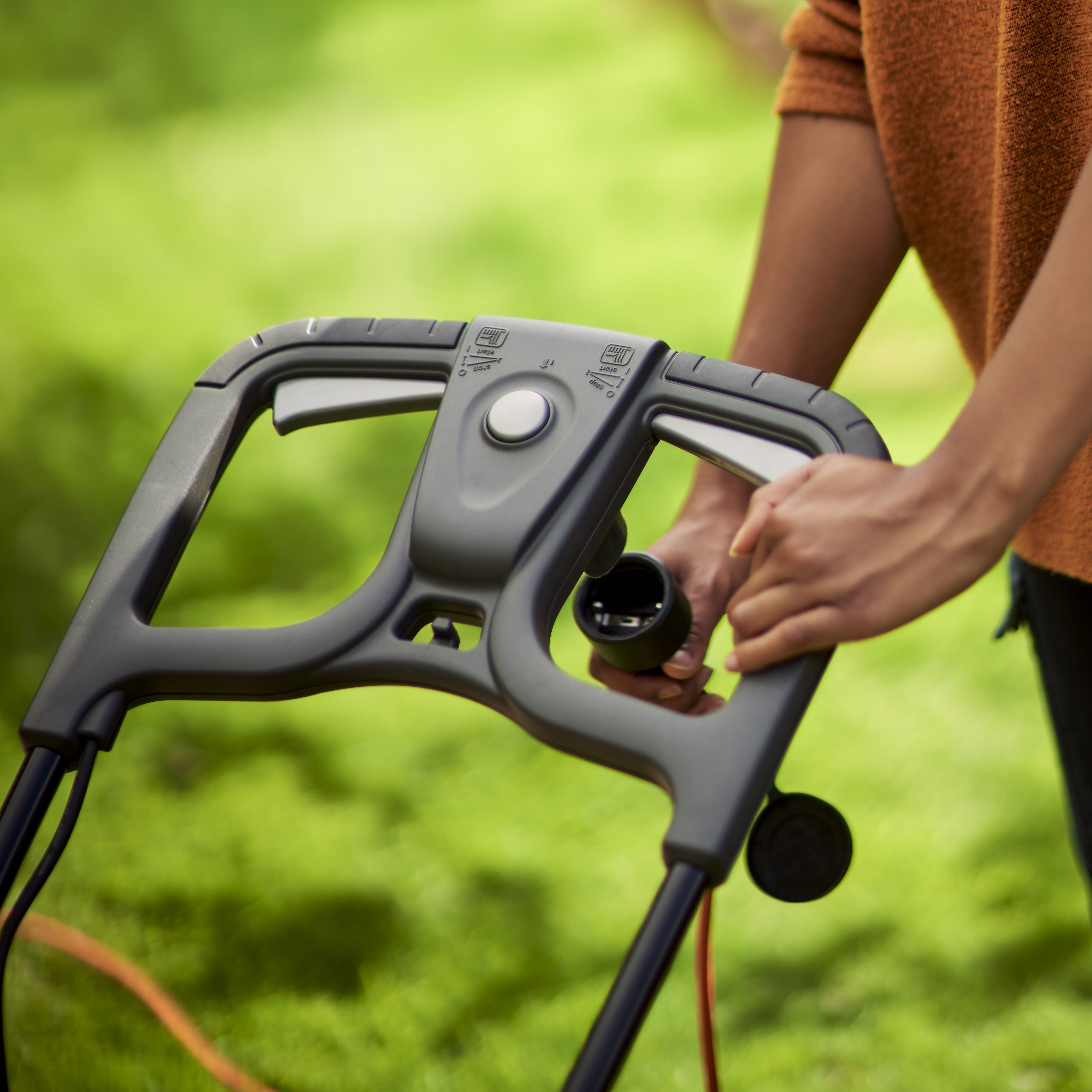 B&q lawnmowers online electric