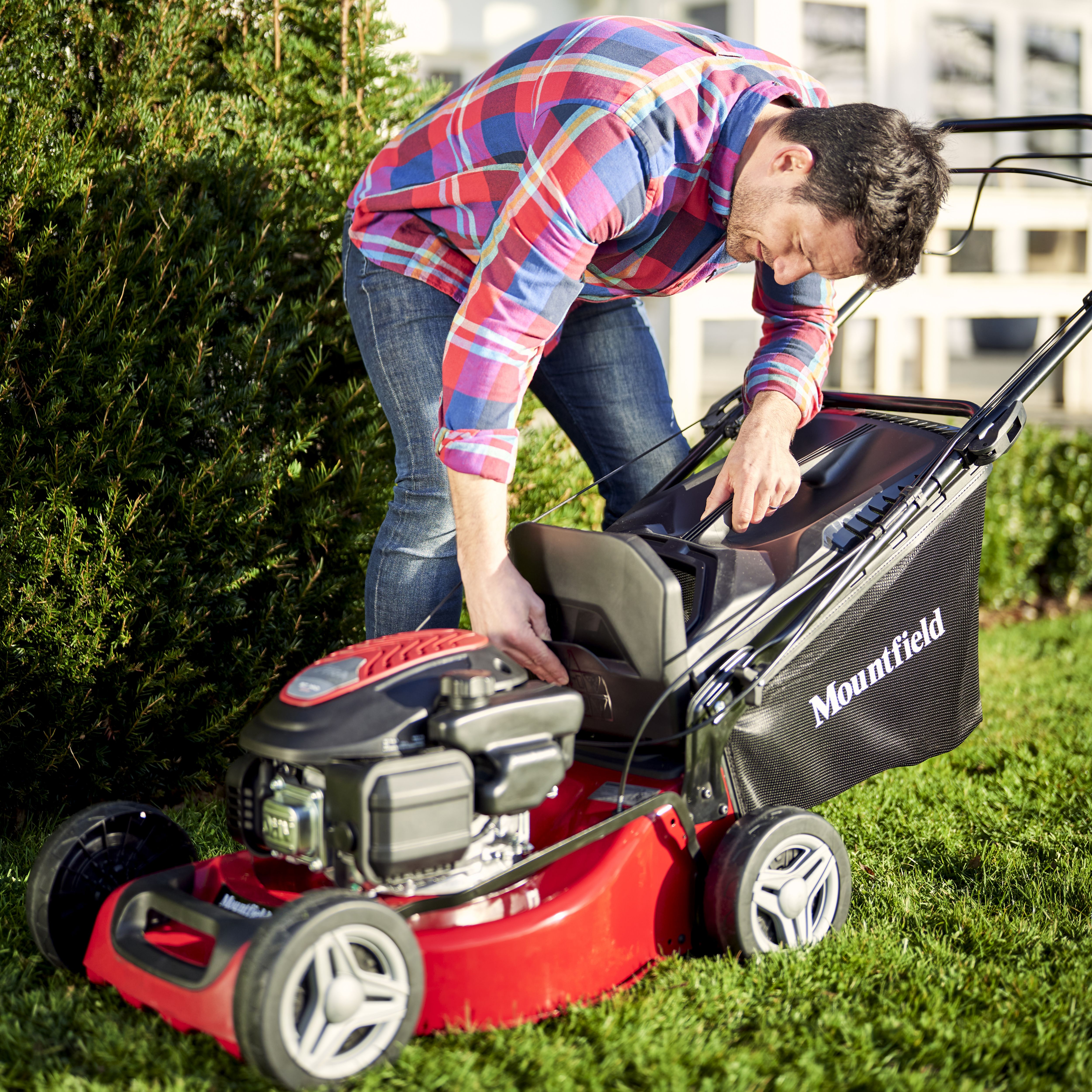 B&q mountfield deals petrol mowers