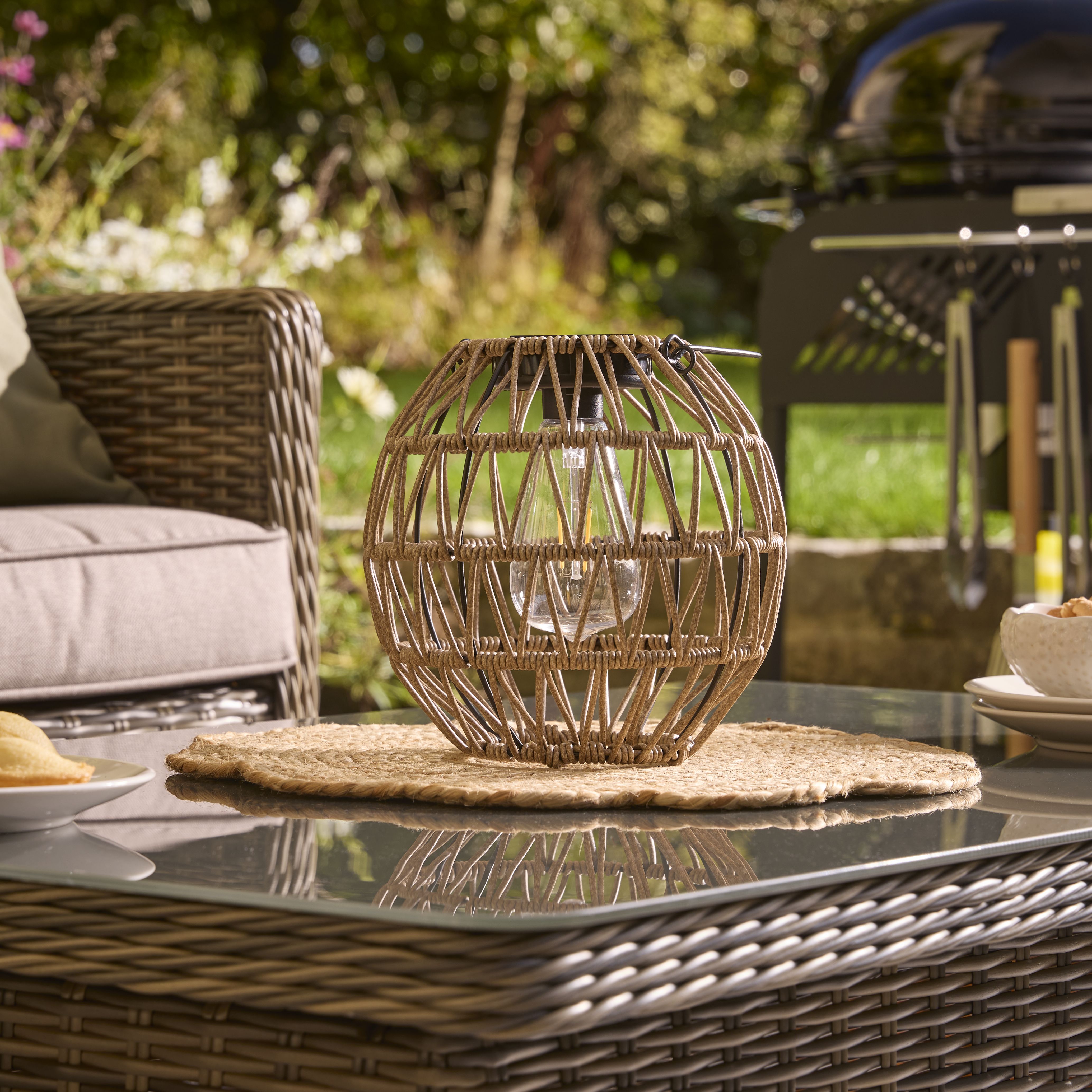 Natural Rattan effect Round Solar-powered Integrated LED Outdoor Lantern