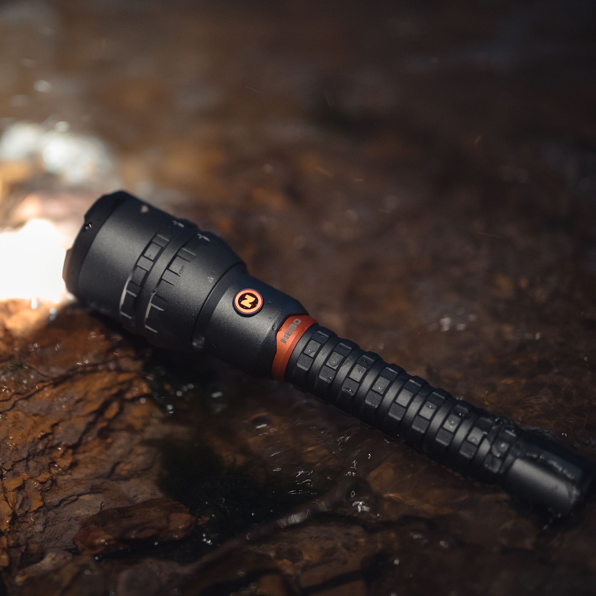 Nebo 12K Graphite Rechargeable 12000lm LED Battery-powered Spotlight torch
